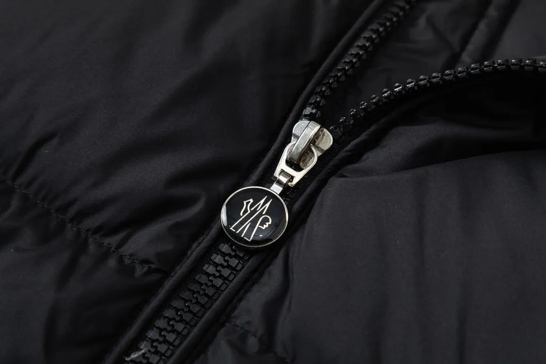 P620 dust bag) Moncler/Moncler stand-up collar knitted down stand-up collar knitted, front piece 90 white duck down upper body is lightweight, comfortable, simple, luxurious, exquisite and fashionable, a high-end luxury item. A style with outstanding temperament, made in classic college style, soft and elegant knitted sleeve splicing design, which shows the unique style of luxury and retro. The classic logo craftsmanship on the sleeves perfectly highlights the brand performance and recognition of this style. The stand-up collar is designed to fit a straight fit, with a zipper closure. The front panel is m knitted with 90 down filling. The splices are made of wool. The sleeves are decorated with patch badges. The stand-up collar is zippered. The double side pockets are designed to be practical and convenient! The overall shape configuration is also biased towards a slim fit to create an upper body that can better modify the lines and beauty of the body shape. It naturally has a high-end tone in every gesture. The sleeves are made of knitted material, which combines comfort and style, and coexists elegance and nobility. The stitching adopts the first line and then separate down filling technology, and the craftsmanship is very sophisticated to prevent down escaping! The four-layer inner liner further reduces the possibility of down drilling on the inside! It truly locks the down and the temperature! High-quality down! European standard 90 down standard! Filling, down filling, and feel are all excellent! Color: black/white Size: S M L XL