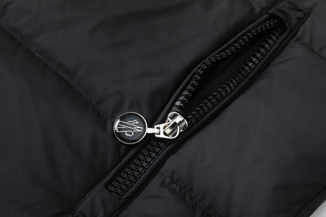 P620 dust bag) Moncler/Moncler stand-up collar knitted down stand-up collar knitted, front piece 90 white duck down upper body is lightweight, comfortable, simple, luxurious, exquisite and fashionable, a high-end luxury item. A style with outstanding temperament, made in classic college style, soft and elegant knitted sleeve splicing design, which shows the unique style of luxury and retro. The classic logo craftsmanship on the sleeves perfectly highlights the brand performance and recognition of this style. The stand-up collar is designed to fit a straight fit, with a zipper closure. The front panel is m knitted with 90 down filling. The splices are made of wool. The sleeves are decorated with patch badges. The stand-up collar is zippered. The double side pockets are designed to be practical and convenient! The overall shape configuration is also biased towards a slim fit to create an upper body that can better modify the lines and beauty of the body shape. It naturally has a high-end tone in every gesture. The sleeves are made of knitted material, which combines comfort and style, and coexists elegance and nobility. The stitching adopts the first line and then separate down filling technology, and the craftsmanship is very sophisticated to prevent down escaping! The four-layer inner liner further reduces the possibility of down drilling on the inside! It truly locks the down and the temperature! High-quality down! European standard 90 down standard! Filling, down filling, and feel are all excellent! Color: black/white Size: S M L XL