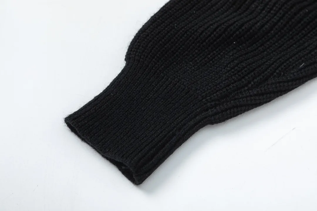 P620 dust bag) Moncler/Moncler stand-up collar knitted down stand-up collar knitted, front piece 90 white duck down upper body is lightweight, comfortable, simple, luxurious, exquisite and fashionable, a high-end luxury item. A style with outstanding temperament, made in classic college style, soft and elegant knitted sleeve splicing design, which shows the unique style of luxury and retro. The classic logo craftsmanship on the sleeves perfectly highlights the brand performance and recognition of this style. The stand-up collar is designed to fit a straight fit, with a zipper closure. The front panel is m knitted with 90 down filling. The splices are made of wool. The sleeves are decorated with patch badges. The stand-up collar is zippered. The double side pockets are designed to be practical and convenient! The overall shape configuration is also biased towards a slim fit to create an upper body that can better modify the lines and beauty of the body shape. It naturally has a high-end tone in every gesture. The sleeves are made of knitted material, which combines comfort and style, and coexists elegance and nobility. The stitching adopts the first line and then separate down filling technology, and the craftsmanship is very sophisticated to prevent down escaping! The four-layer inner liner further reduces the possibility of down drilling on the inside! It truly locks the down and the temperature! High-quality down! European standard 90 down standard! Filling, down filling, and feel are all excellent! Color: black/white Size: S M L XL