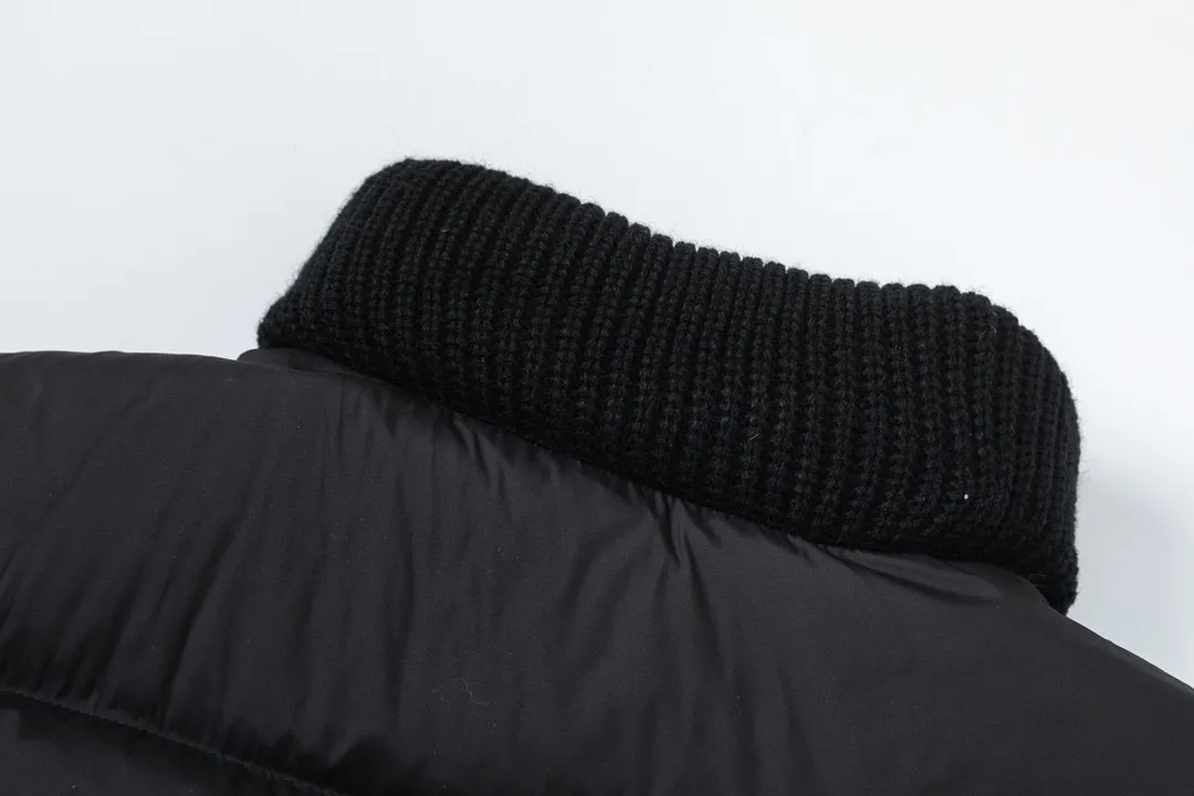 P620 dust bag) Moncler/Moncler stand-up collar knitted down stand-up collar knitted, front piece 90 white duck down upper body is lightweight, comfortable, simple, luxurious, exquisite and fashionable, a high-end luxury item. A style with outstanding temperament, made in classic college style, soft and elegant knitted sleeve splicing design, which shows the unique style of luxury and retro. The classic logo craftsmanship on the sleeves perfectly highlights the brand performance and recognition of this style. The stand-up collar is designed to fit a straight fit, with a zipper closure. The front panel is m knitted with 90 down filling. The splices are made of wool. The sleeves are decorated with patch badges. The stand-up collar is zippered. The double side pockets are designed to be practical and convenient! The overall shape configuration is also biased towards a slim fit to create an upper body that can better modify the lines and beauty of the body shape. It naturally has a high-end tone in every gesture. The sleeves are made of knitted material, which combines comfort and style, and coexists elegance and nobility. The stitching adopts the first line and then separate down filling technology, and the craftsmanship is very sophisticated to prevent down escaping! The four-layer inner liner further reduces the possibility of down drilling on the inside! It truly locks the down and the temperature! High-quality down! European standard 90 down standard! Filling, down filling, and feel are all excellent! Color: black/white Size: S M L XL