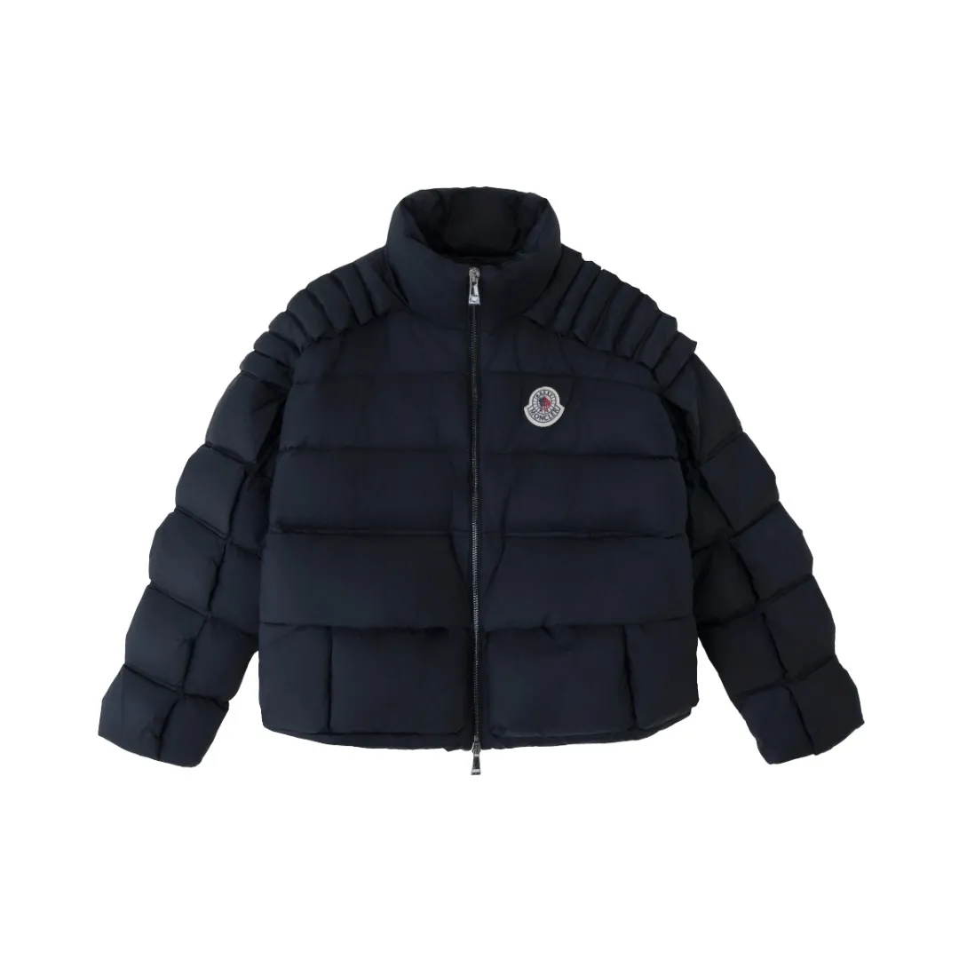 MONCLER The embroidery is made by Japanese Tajima machine. NFC chip: Both the wool embroidery label on the sleeves and the inner wash label can verify the NFC chip. Fabric: Light waterproof and breathable nylon cloth. Filling: 90% white duck down. Made of the best cloud velvet. Very high fluffiness. Very warm. Zipper: electroplated engraved logo zipper consistent with the original version. Embroidery: made by Japanese Tajima embroidery machine. Accessories: main label, wash label, hang tag. All packaging is original and consistent.