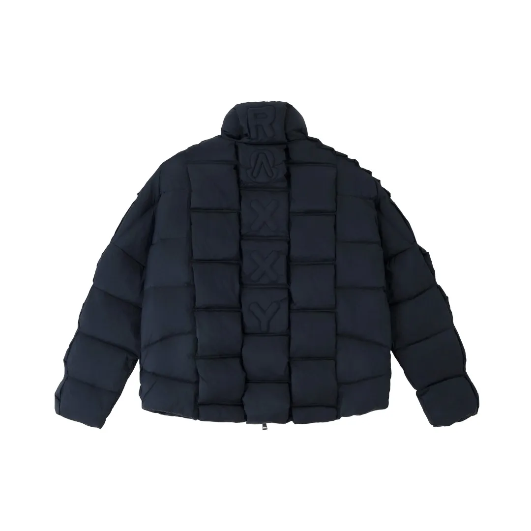 MONCLER The embroidery is made by Japanese Tajima machine. NFC chip: Both the wool embroidery label on the sleeves and the inner wash label can verify the NFC chip. Fabric: Light waterproof and breathable nylon cloth. Filling: 90% white duck down. Made of the best cloud velvet. Very high fluffiness. Very warm. Zipper: electroplated engraved logo zipper consistent with the original version. Embroidery: made by Japanese Tajima embroidery machine. Accessories: main label, wash label, hang tag. All packaging is original and consistent.