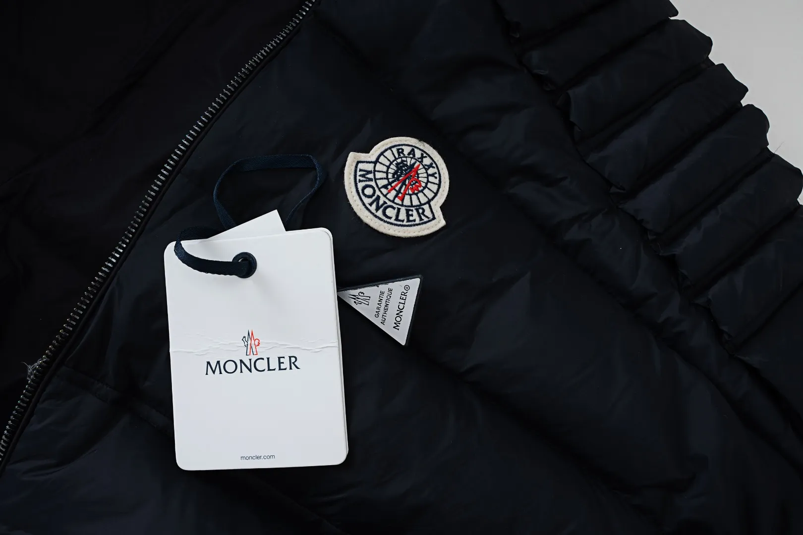 MONCLER The embroidery is made by Japanese Tajima machine. NFC chip: Both the wool embroidery label on the sleeves and the inner wash label can verify the NFC chip. Fabric: Light waterproof and breathable nylon cloth. Filling: 90% white duck down. Made of the best cloud velvet. Very high fluffiness. Very warm. Zipper: electroplated engraved logo zipper consistent with the original version. Embroidery: made by Japanese Tajima embroidery machine. Accessories: main label, wash label, hang tag. All packaging is original and consistent.