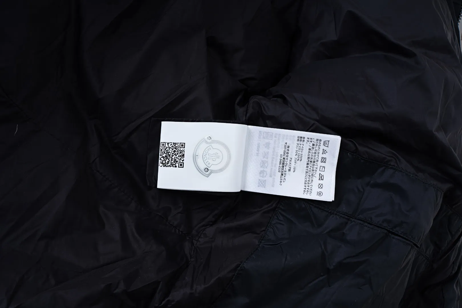 MONCLER The embroidery is made by Japanese Tajima machine. NFC chip: Both the wool embroidery label on the sleeves and the inner wash label can verify the NFC chip. Fabric: Light waterproof and breathable nylon cloth. Filling: 90% white duck down. Made of the best cloud velvet. Very high fluffiness. Very warm. Zipper: electroplated engraved logo zipper consistent with the original version. Embroidery: made by Japanese Tajima embroidery machine. Accessories: main label, wash label, hang tag. All packaging is original and consistent.