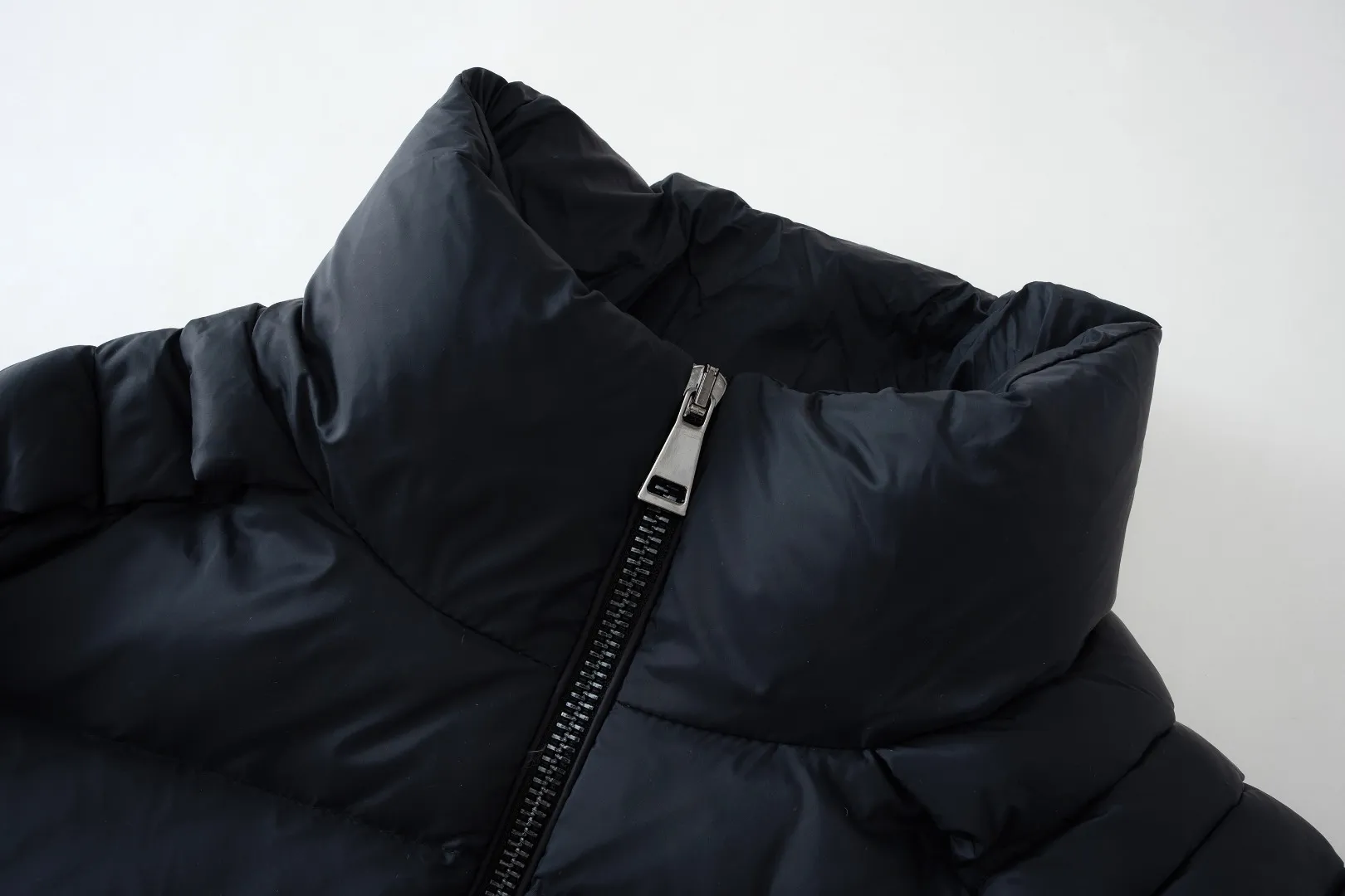 MONCLER The embroidery is made by Japanese Tajima machine. NFC chip: Both the wool embroidery label on the sleeves and the inner wash label can verify the NFC chip. Fabric: Light waterproof and breathable nylon cloth. Filling: 90% white duck down. Made of the best cloud velvet. Very high fluffiness. Very warm. Zipper: electroplated engraved logo zipper consistent with the original version. Embroidery: made by Japanese Tajima embroidery machine. Accessories: main label, wash label, hang tag. All packaging is original and consistent.