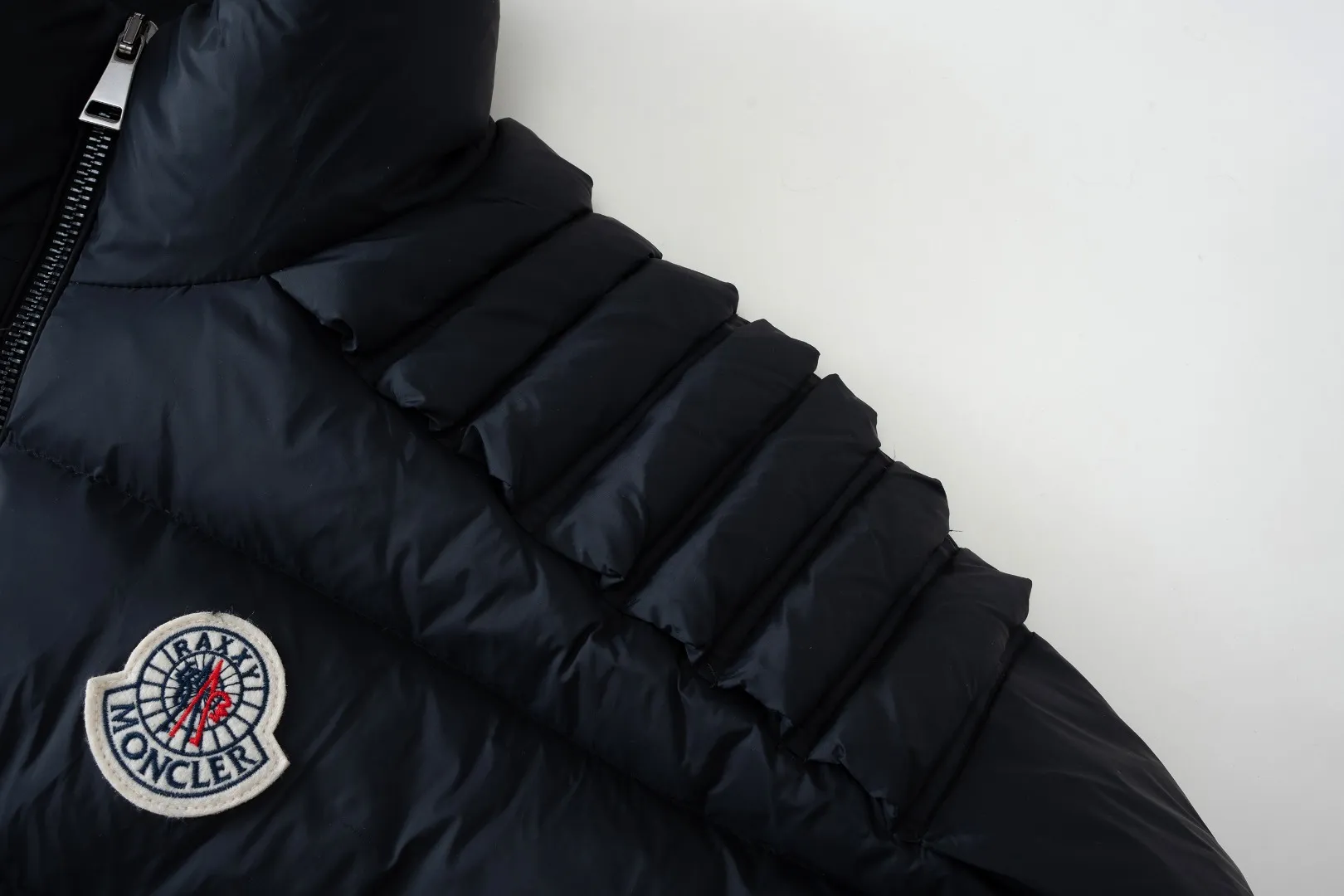 MONCLER The embroidery is made by Japanese Tajima machine. NFC chip: Both the wool embroidery label on the sleeves and the inner wash label can verify the NFC chip. Fabric: Light waterproof and breathable nylon cloth. Filling: 90% white duck down. Made of the best cloud velvet. Very high fluffiness. Very warm. Zipper: electroplated engraved logo zipper consistent with the original version. Embroidery: made by Japanese Tajima embroidery machine. Accessories: main label, wash label, hang tag. All packaging is original and consistent.