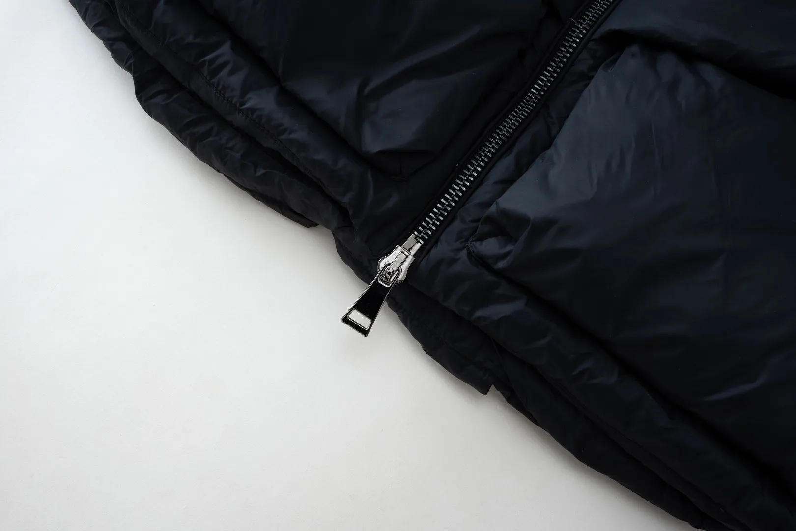 MONCLER The embroidery is made by Japanese Tajima machine. NFC chip: Both the wool embroidery label on the sleeves and the inner wash label can verify the NFC chip. Fabric: Light waterproof and breathable nylon cloth. Filling: 90% white duck down. Made of the best cloud velvet. Very high fluffiness. Very warm. Zipper: electroplated engraved logo zipper consistent with the original version. Embroidery: made by Japanese Tajima embroidery machine. Accessories: main label, wash label, hang tag. All packaging is original and consistent.