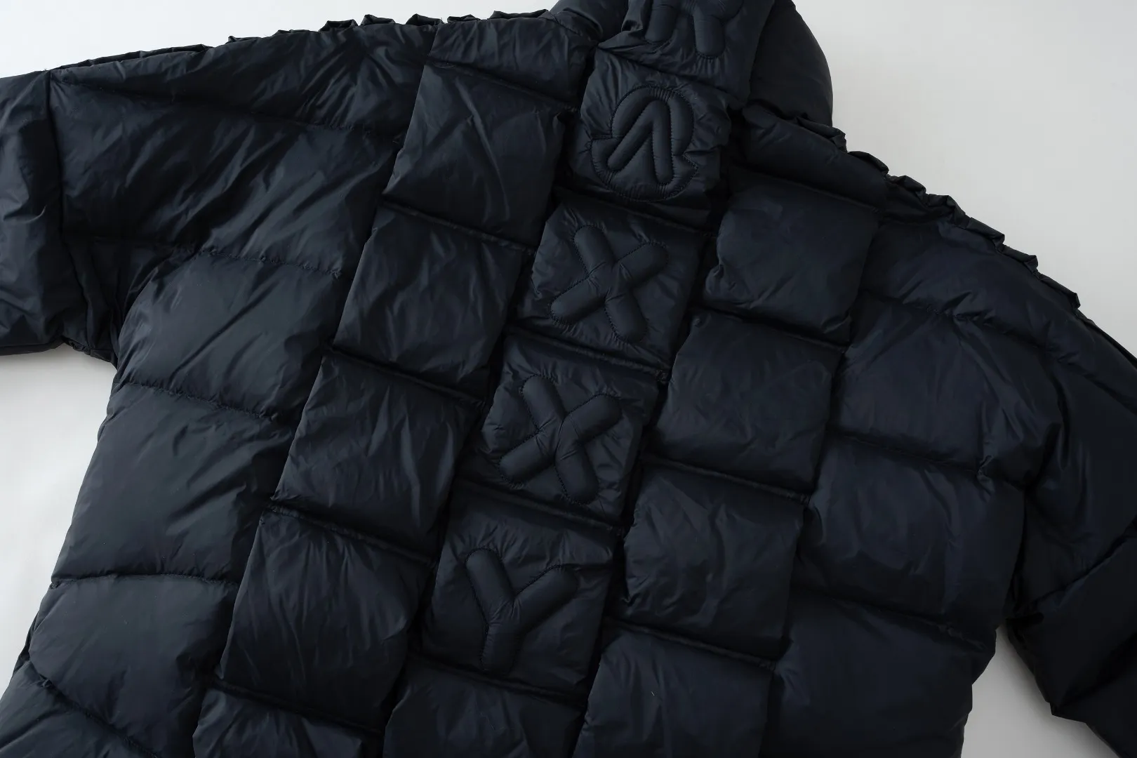 MONCLER The embroidery is made by Japanese Tajima machine. NFC chip: Both the wool embroidery label on the sleeves and the inner wash label can verify the NFC chip. Fabric: Light waterproof and breathable nylon cloth. Filling: 90% white duck down. Made of the best cloud velvet. Very high fluffiness. Very warm. Zipper: electroplated engraved logo zipper consistent with the original version. Embroidery: made by Japanese Tajima embroidery machine. Accessories: main label, wash label, hang tag. All packaging is original and consistent.