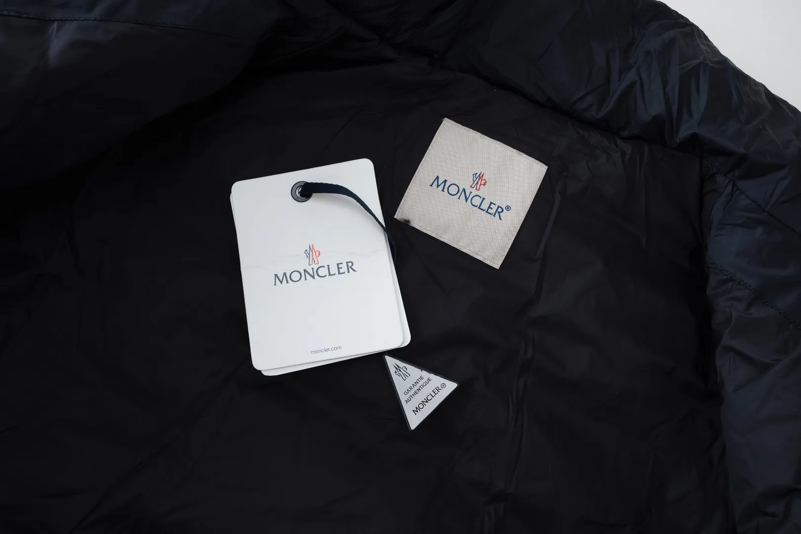 MONCLER The embroidery is made by Japanese Tajima machine. NFC chip: Both the wool embroidery label on the sleeves and the inner wash label can verify the NFC chip. Fabric: Light waterproof and breathable nylon cloth. Filling: 90% white duck down. Made of the best cloud velvet. Very high fluffiness. Very warm. Zipper: electroplated engraved logo zipper consistent with the original version. Embroidery: made by Japanese Tajima embroidery machine. Accessories: main label, wash label, hang tag. All packaging is original and consistent.