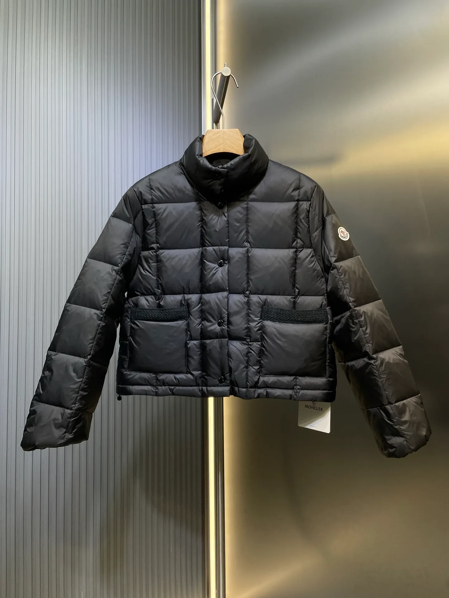 P690 Moncler🌟Thin stand-up collar and lapel down jacket. Customized YB imported nylon material. The craftsmanship is restored. Upgraded material. It has the waterproof, windproof and cold-proof function of nylon. White goose down filling inside. The whole piece is light and warm. Zipper placket. Lapel stand-up collar two-wear design. Classic rectangular strip embossing treatment. The iconic logo patch embellishment on the outside of the arm shows a low-key sense of luxury. The woven upper edge pocket design is practical to keep out the cold. Exquisite details can successfully get rid of dullness. Integrate warmth and fashion. Customized surface accessories. Look for the correct version. Filled with velvet logo. Size: s m l