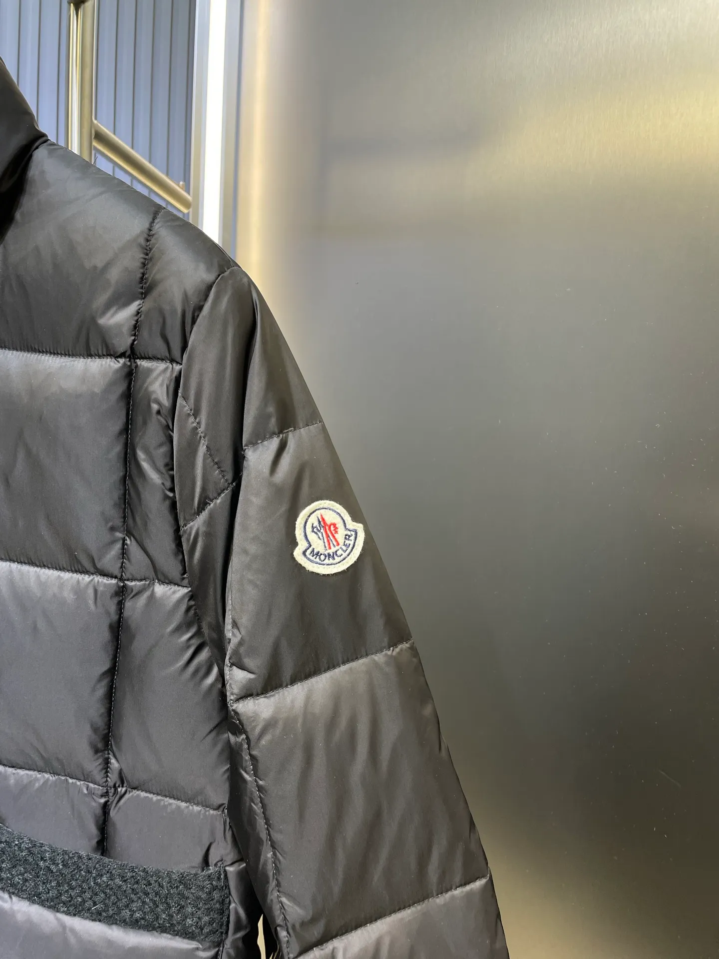 P690 Moncler🌟Thin stand-up collar and lapel down jacket. Customized YB imported nylon material. The craftsmanship is restored. Upgraded material. It has the waterproof, windproof and cold-proof function of nylon. White goose down filling inside. The whole piece is light and warm. Zipper placket. Lapel stand-up collar two-wear design. Classic rectangular strip embossing treatment. The iconic logo patch embellishment on the outside of the arm shows a low-key sense of luxury. The woven upper edge pocket design is practical to keep out the cold. Exquisite details can successfully get rid of dullness. Integrate warmth and fashion. Customized surface accessories. Look for the correct version. Filled with velvet logo. Size: s m l