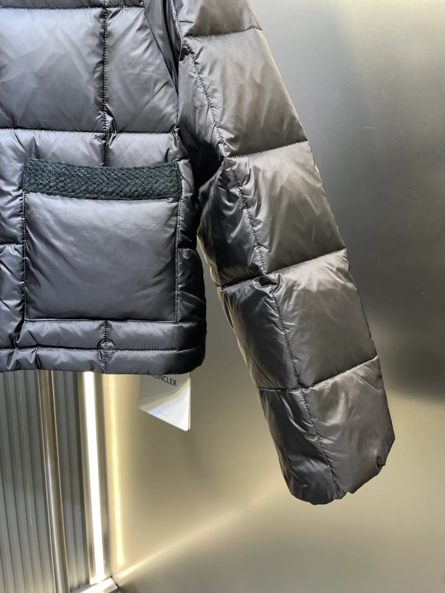 P690 Moncler🌟Thin stand-up collar and lapel down jacket. Customized YB imported nylon material. The craftsmanship is restored. Upgraded material. It has the waterproof, windproof and cold-proof function of nylon. White goose down filling inside. The whole piece is light and warm. Zipper placket. Lapel stand-up collar two-wear design. Classic rectangular strip embossing treatment. The iconic logo patch embellishment on the outside of the arm shows a low-key sense of luxury. The woven upper edge pocket design is practical to keep out the cold. Exquisite details can successfully get rid of dullness. Integrate warmth and fashion. Customized surface accessories. Look for the correct version. Filled with velvet logo. Size: s m l