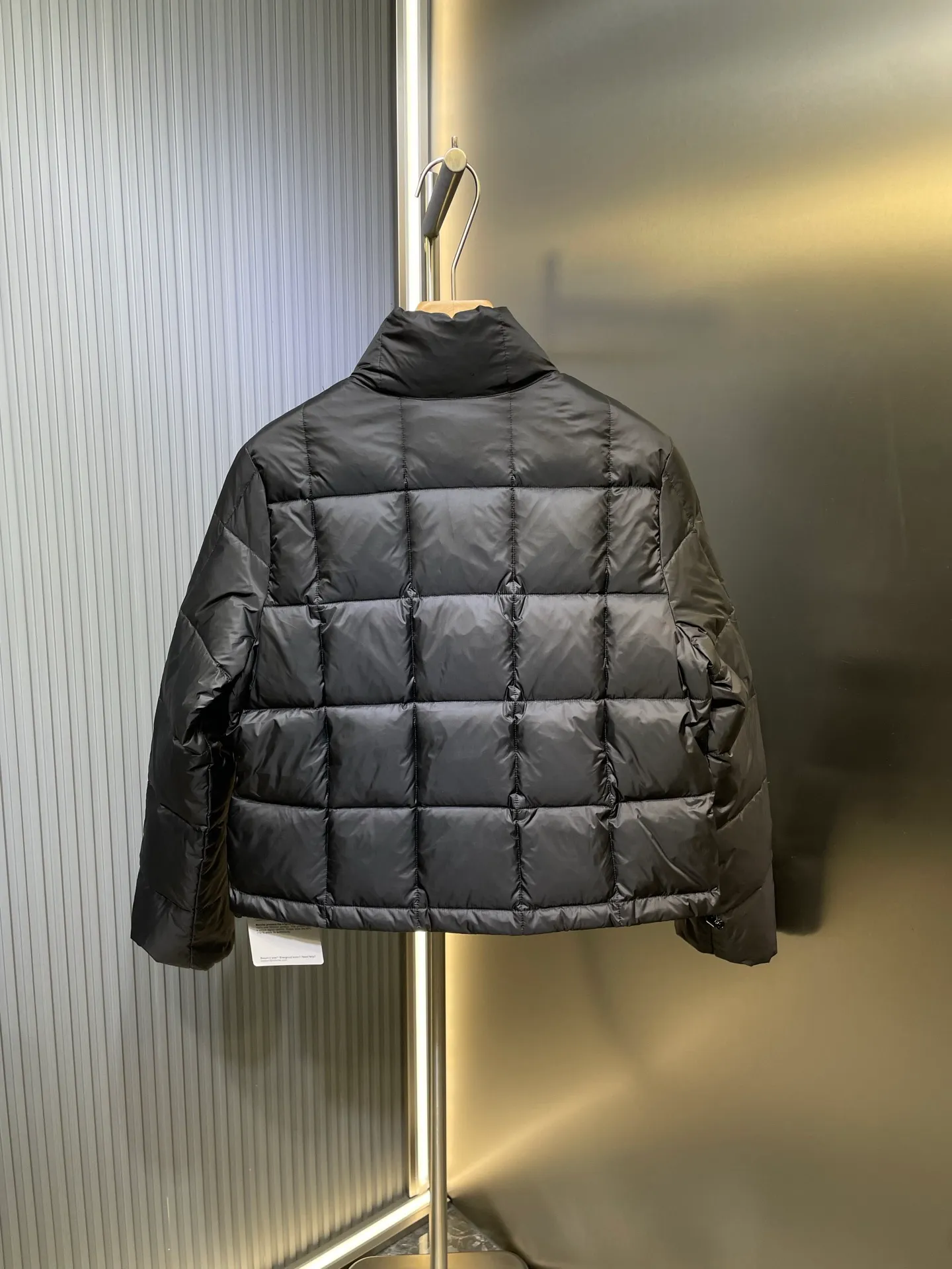 P690 Moncler🌟Thin stand-up collar and lapel down jacket. Customized YB imported nylon material. The craftsmanship is restored. Upgraded material. It has the waterproof, windproof and cold-proof function of nylon. White goose down filling inside. The whole piece is light and warm. Zipper placket. Lapel stand-up collar two-wear design. Classic rectangular strip embossing treatment. The iconic logo patch embellishment on the outside of the arm shows a low-key sense of luxury. The woven upper edge pocket design is practical to keep out the cold. Exquisite details can successfully get rid of dullness. Integrate warmth and fashion. Customized surface accessories. Look for the correct version. Filled with velvet logo. Size: s m l
