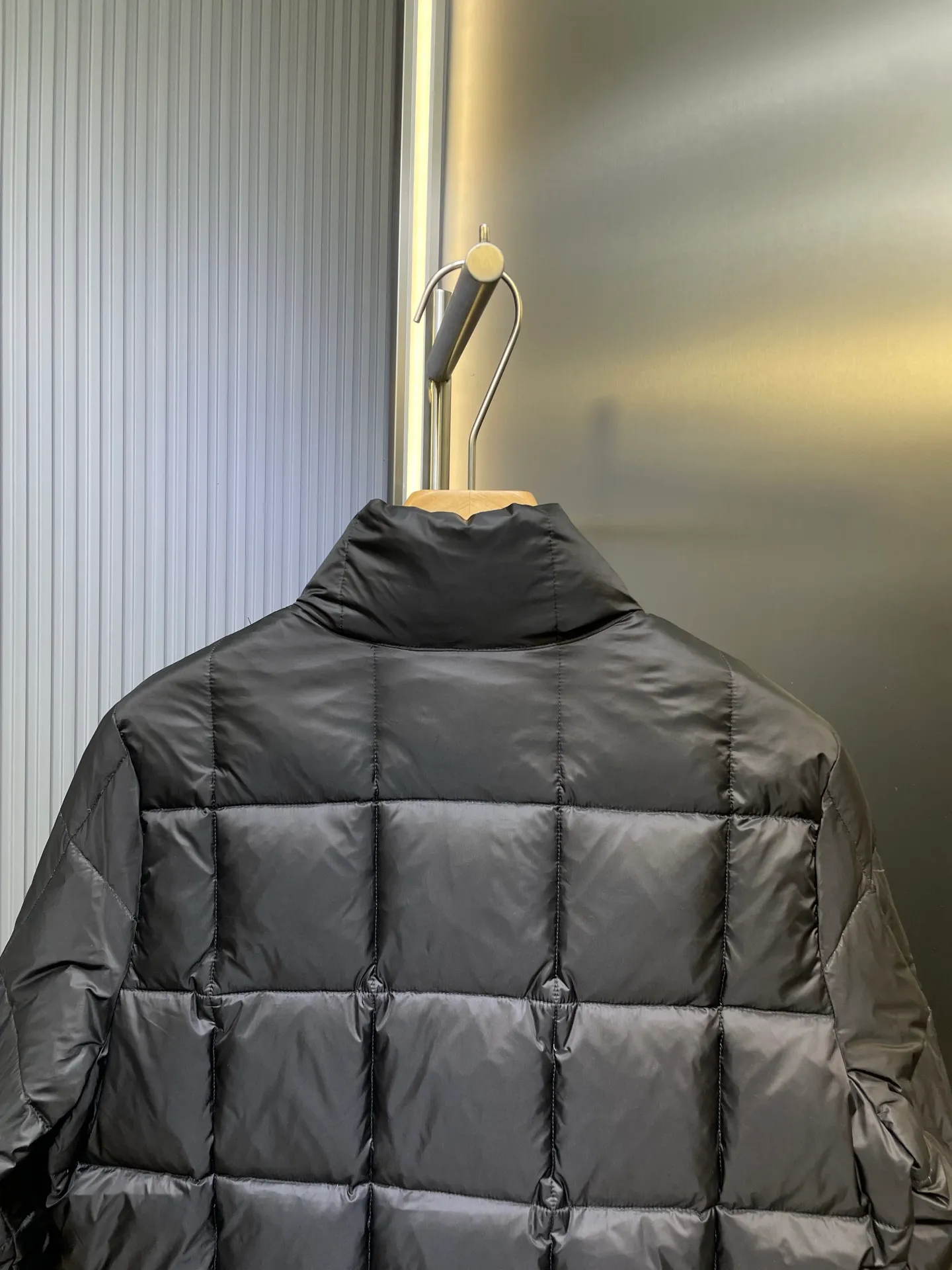 P690 Moncler🌟Thin stand-up collar and lapel down jacket. Customized YB imported nylon material. The craftsmanship is restored. Upgraded material. It has the waterproof, windproof and cold-proof function of nylon. White goose down filling inside. The whole piece is light and warm. Zipper placket. Lapel stand-up collar two-wear design. Classic rectangular strip embossing treatment. The iconic logo patch embellishment on the outside of the arm shows a low-key sense of luxury. The woven upper edge pocket design is practical to keep out the cold. Exquisite details can successfully get rid of dullness. Integrate warmth and fashion. Customized surface accessories. Look for the correct version. Filled with velvet logo. Size: s m l