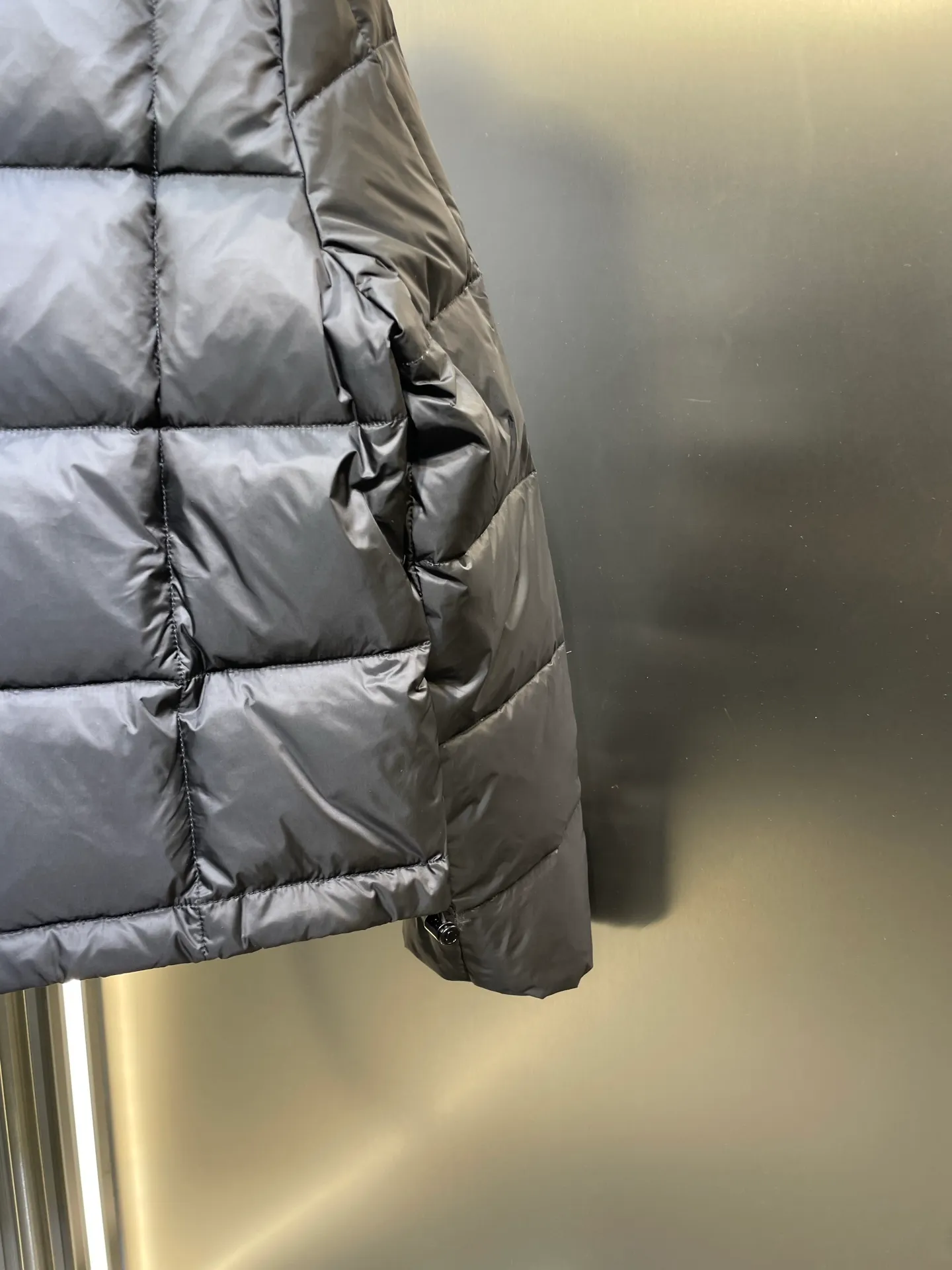 P690 Moncler🌟Thin stand-up collar and lapel down jacket. Customized YB imported nylon material. The craftsmanship is restored. Upgraded material. It has the waterproof, windproof and cold-proof function of nylon. White goose down filling inside. The whole piece is light and warm. Zipper placket. Lapel stand-up collar two-wear design. Classic rectangular strip embossing treatment. The iconic logo patch embellishment on the outside of the arm shows a low-key sense of luxury. The woven upper edge pocket design is practical to keep out the cold. Exquisite details can successfully get rid of dullness. Integrate warmth and fashion. Customized surface accessories. Look for the correct version. Filled with velvet logo. Size: s m l