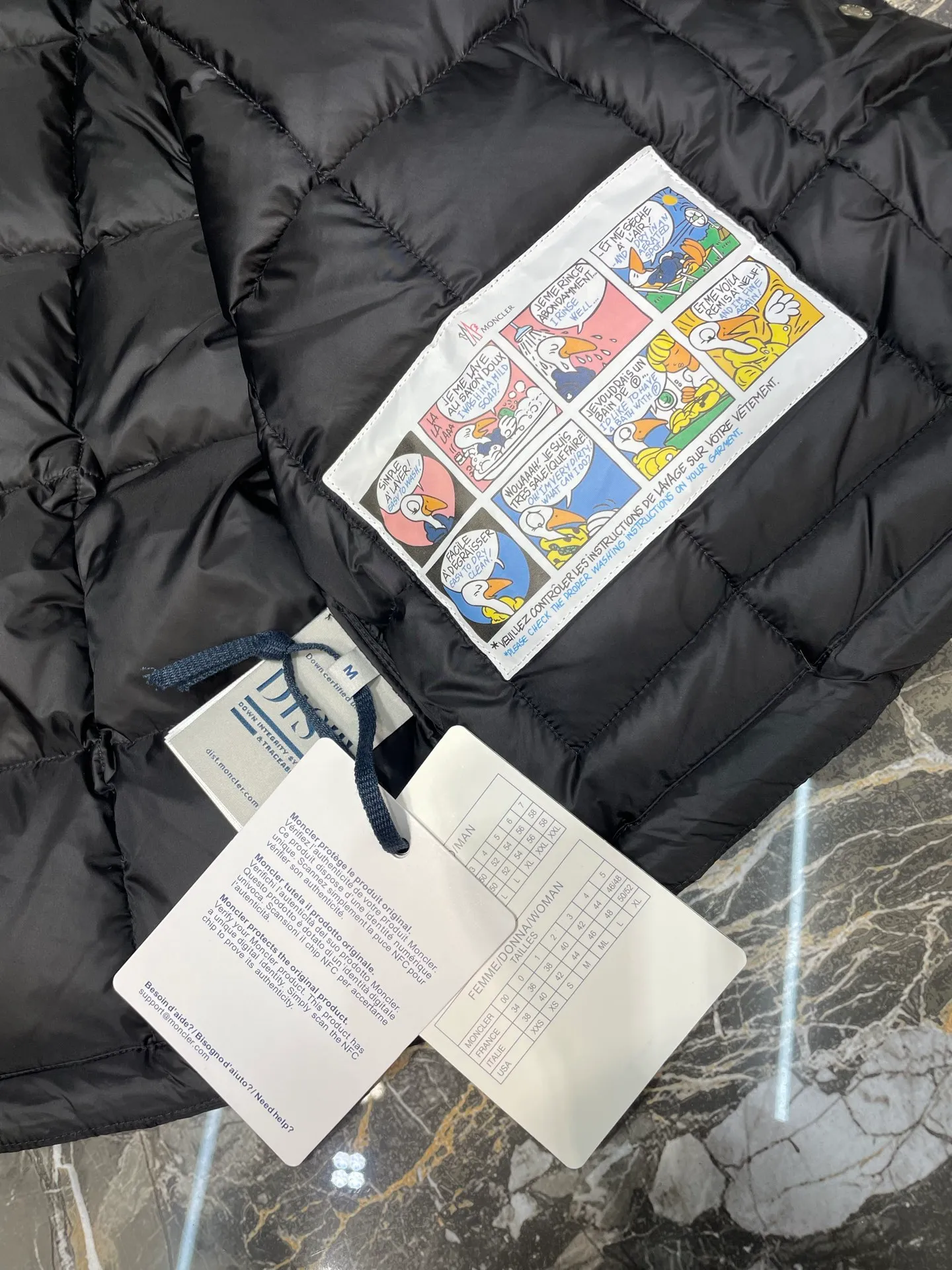 P690 Moncler🌟Thin stand-up collar and lapel down jacket. Customized YB imported nylon material. The craftsmanship is restored. Upgraded material. It has the waterproof, windproof and cold-proof function of nylon. White goose down filling inside. The whole piece is light and warm. Zipper placket. Lapel stand-up collar two-wear design. Classic rectangular strip embossing treatment. The iconic logo patch embellishment on the outside of the arm shows a low-key sense of luxury. The woven upper edge pocket design is practical to keep out the cold. Exquisite details can successfully get rid of dullness. Integrate warmth and fashion. Customized surface accessories. Look for the correct version. Filled with velvet logo. Size: s m l