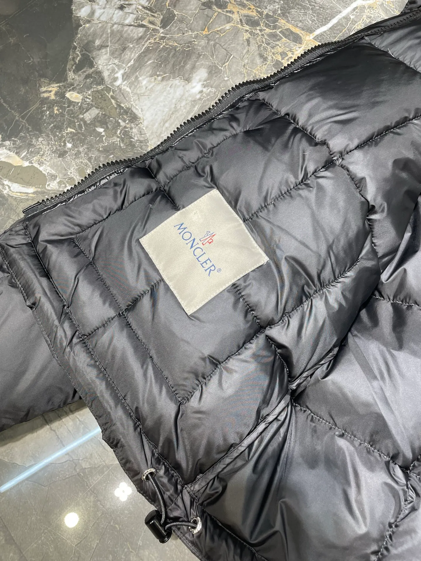 P690 Moncler🌟Thin stand-up collar and lapel down jacket. Customized YB imported nylon material. The craftsmanship is restored. Upgraded material. It has the waterproof, windproof and cold-proof function of nylon. White goose down filling inside. The whole piece is light and warm. Zipper placket. Lapel stand-up collar two-wear design. Classic rectangular strip embossing treatment. The iconic logo patch embellishment on the outside of the arm shows a low-key sense of luxury. The woven upper edge pocket design is practical to keep out the cold. Exquisite details can successfully get rid of dullness. Integrate warmth and fashion. Customized surface accessories. Look for the correct version. Filled with velvet logo. Size: s m l