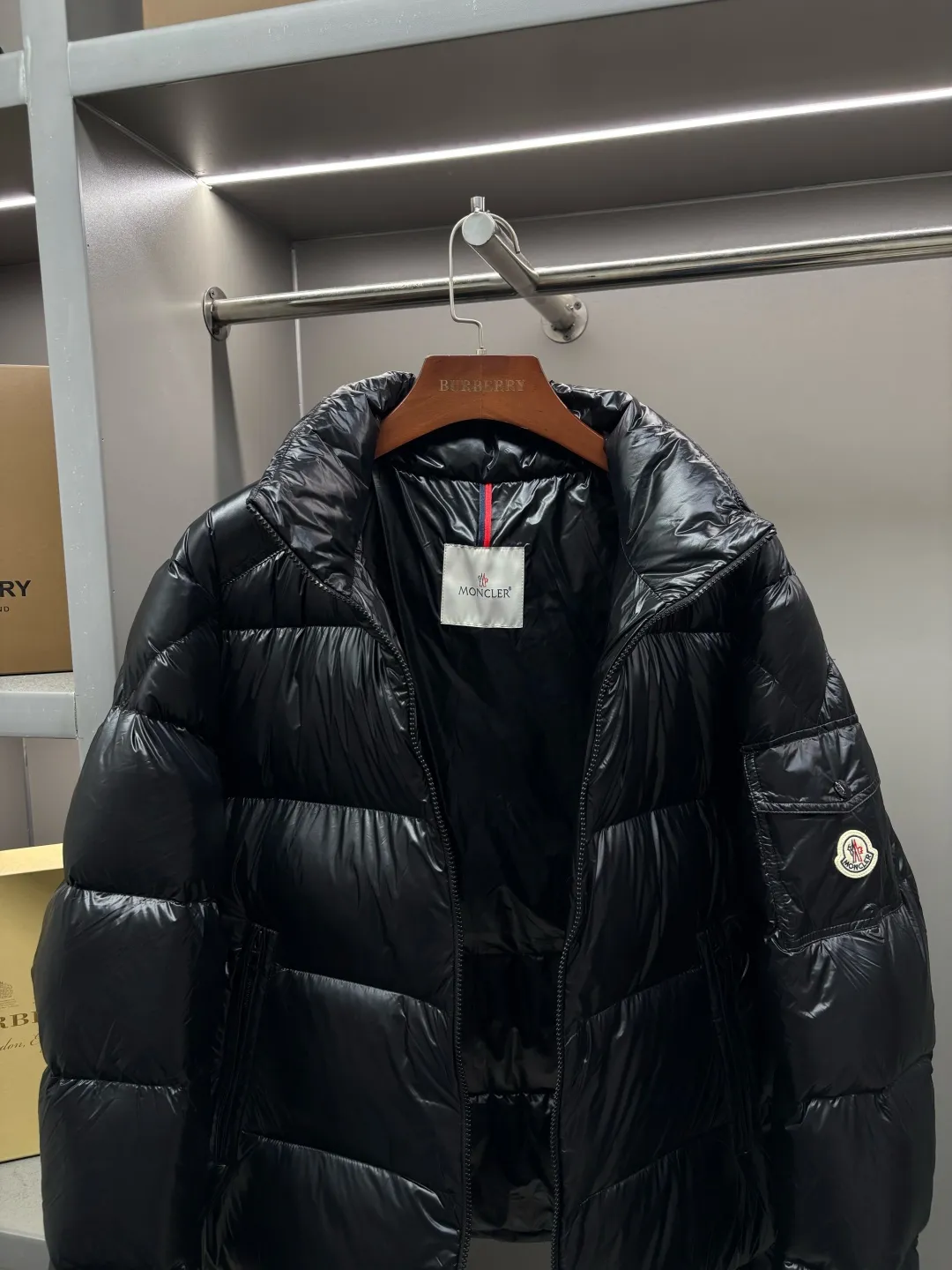 P990 Moncler's new hoodless Maya down jacket, 2025 exclusive latest version, Moncler's hooded | classic popular hooded Maya down jacket ⚠️The best and heavyweight is coming again! ✅Exclusively purchased and developed in 2025, it is the most top-notch version on the Internet. Different from all currencies in the market ⚠️It is emphasized that this model is made from original Nylon laqué nylon fabric imported from special original channels ➕special grade 95 white goose down for the neck ➕the latest hardware from the counter ➕high-quality export foreign trade order OEM.  ⚠️The fabric is made of Nylon laqué bright 100% nylon fabric imported from special original channels. It has a unique luster texture, excellent waterproof and windproof effect, and can effectively resist bad weather. The neck is filled with premium 95 white goose down, making it visually lighter.  The neck is filled with imported special grade 95 white goose down, which is the highest quality among white goose downs. It has excellent thermal performance and comfort experience. Down content: up to more than 95%, almost free of impurities and feathers. Filling power: up to 800-900FP, far exceeding the 500-700FP of ordinary goose down. Cleanliness: 1000+, no odor, and extremely high hygiene standards. Origin: High-quality white geese usually come from the golden velvet-producing belt of 45-53° north latitude. Extremely warm: It can firmly lock the air to form an efficient thermal layer. The thermal insulation effect is 3 times that of ordinary down. It is light and soft: it feels as soft as baby skin, with a light and non-compression feeling. Excellent resilience: it rebounds quickly after compression, maintaining a full and fluffy state for a long time, and has a long service life. Good breathability: It has moisture absorption and moisture removal function to keep the body dry and comfortable. The double-layer liner is still soft and stemless, fluffy and full after the finished product. It has better warmth retention than any version on the market. It is extremely soft when you grab it, no smell, and does not roll into balls. The high-quality goose down makes the whole down jacket fuller and more stylish.  Moncler's new evergreen series classic hoodless Maya down jacket for autumn and winter! The most sought-after and popular series in the classic main line, over-the-counter and official purchases are basically based on rush. This year (2025), all colors of Maya have once again improved on the basis of previous classics. The most intuitive thing is the fabric. The latest advanced customization imported genuine nylon fabric from the original channel. The fabric details and hardware are truly the same as the original ones (‼️Note: The zipper puller was newly revised last year, and all the details of Maya are in place for all colors👌🏻☑️) Hot models are bound to be mixed. Please feel free to compare, and the quality of the sincere work can be judged! A timeless classic product, we sincerely invite all fans to interpret and explore this product together. This will definitely be the best decision you have ever made! !  ❣️Details: Super smooth two-way zipper, which can make you feel safe in wind and snow. Slanted closed pockets are designed on both sides, which not only meet the needs of carrying things but also keep hands warm. There are also pockets on the chest and sleeves inside, which are thoughtful considerations for those who don’t like backpacks. Size: M-XXXL