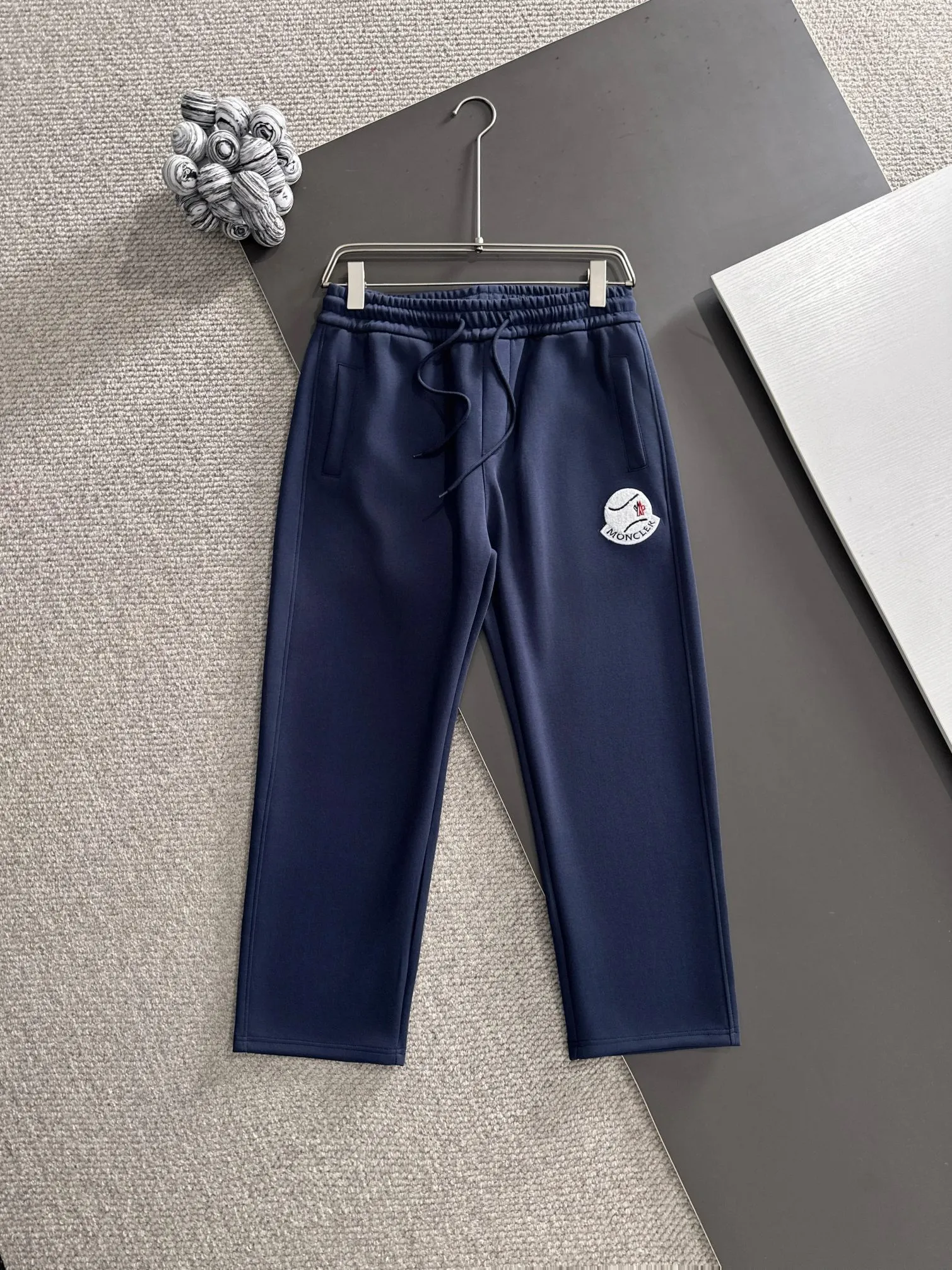 P310 MONCLER* (exclusive quality in the market) hot style 2꯭0꯭2꯭5 new autumn pants, original ⌚️ high version, masked. The fabric is made of 380g high-density double-sided Chinese custom fabric. It does not deform or shrink. The three-dimensional drape is amazing. Process introduction: The front and back panels are made of Behringer stacked show thousands of needle towel embroidery. Standard custom hardware accessories. Color: blue SIZE: M-XXXL