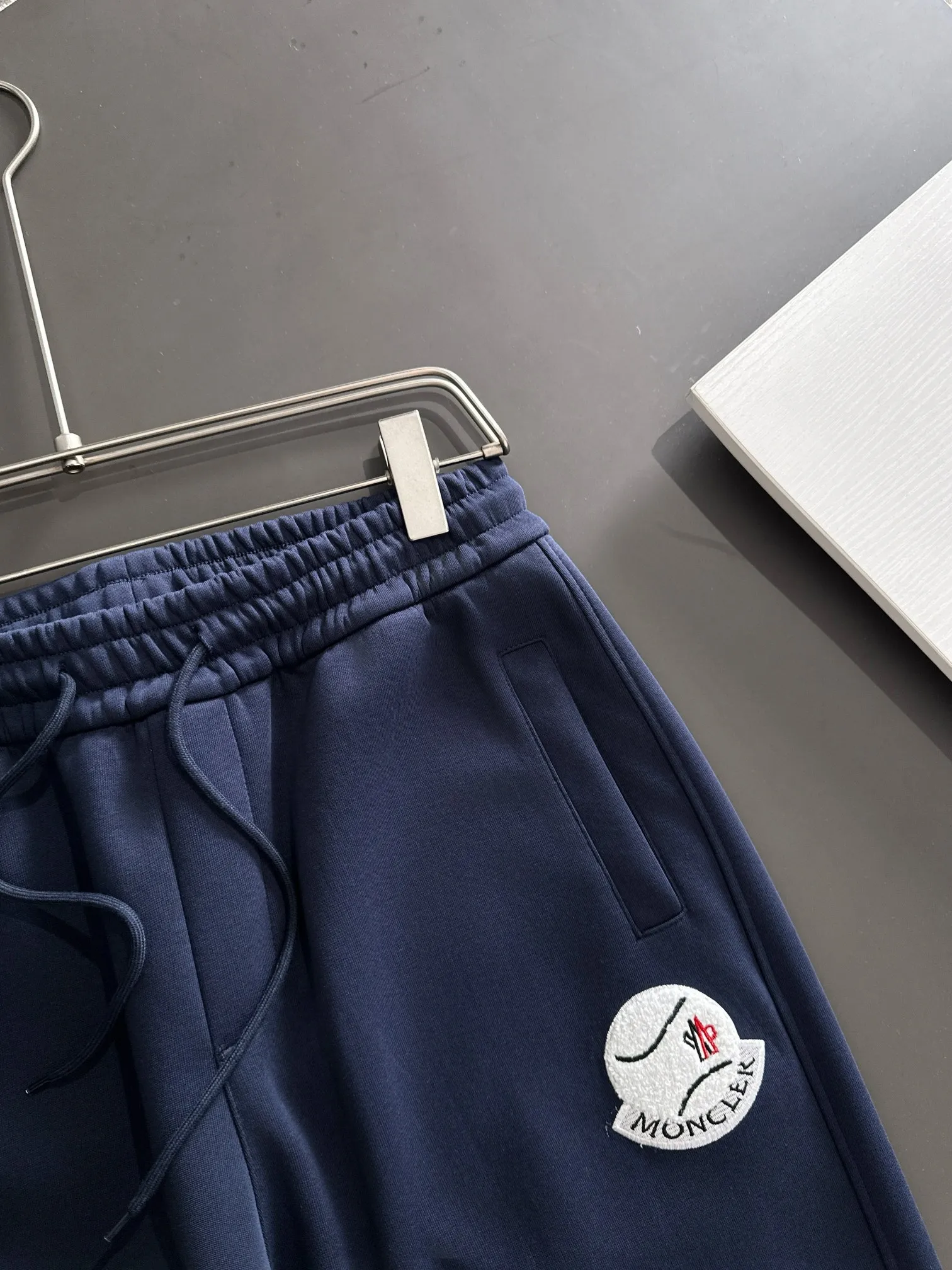 P310 MONCLER* (exclusive quality in the market) hot style 2꯭0꯭2꯭5 new autumn pants, original ⌚️ high version, masked. The fabric is made of 380g high-density double-sided Chinese custom fabric. It does not deform or shrink. The three-dimensional drape is amazing. Process introduction: The front and back panels are made of Behringer stacked show thousands of needle towel embroidery. Standard custom hardware accessories. Color: blue SIZE: M-XXXL