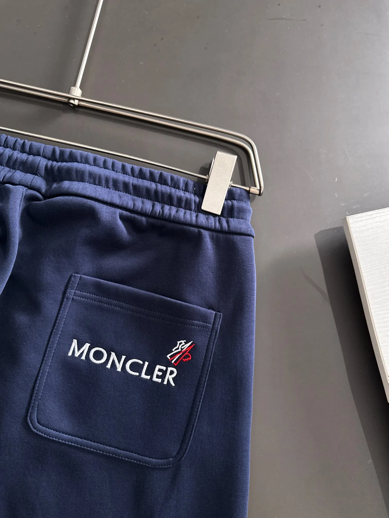 P310 MONCLER* (exclusive quality in the market) hot style 2꯭0꯭2꯭5 new autumn pants, original ⌚️ high version, masked. The fabric is made of 380g high-density double-sided Chinese custom fabric. It does not deform or shrink. The three-dimensional drape is amazing. Process introduction: The front and back panels are made of Behringer stacked show thousands of needle towel embroidery. Standard custom hardware accessories. Color: blue SIZE: M-XXXL