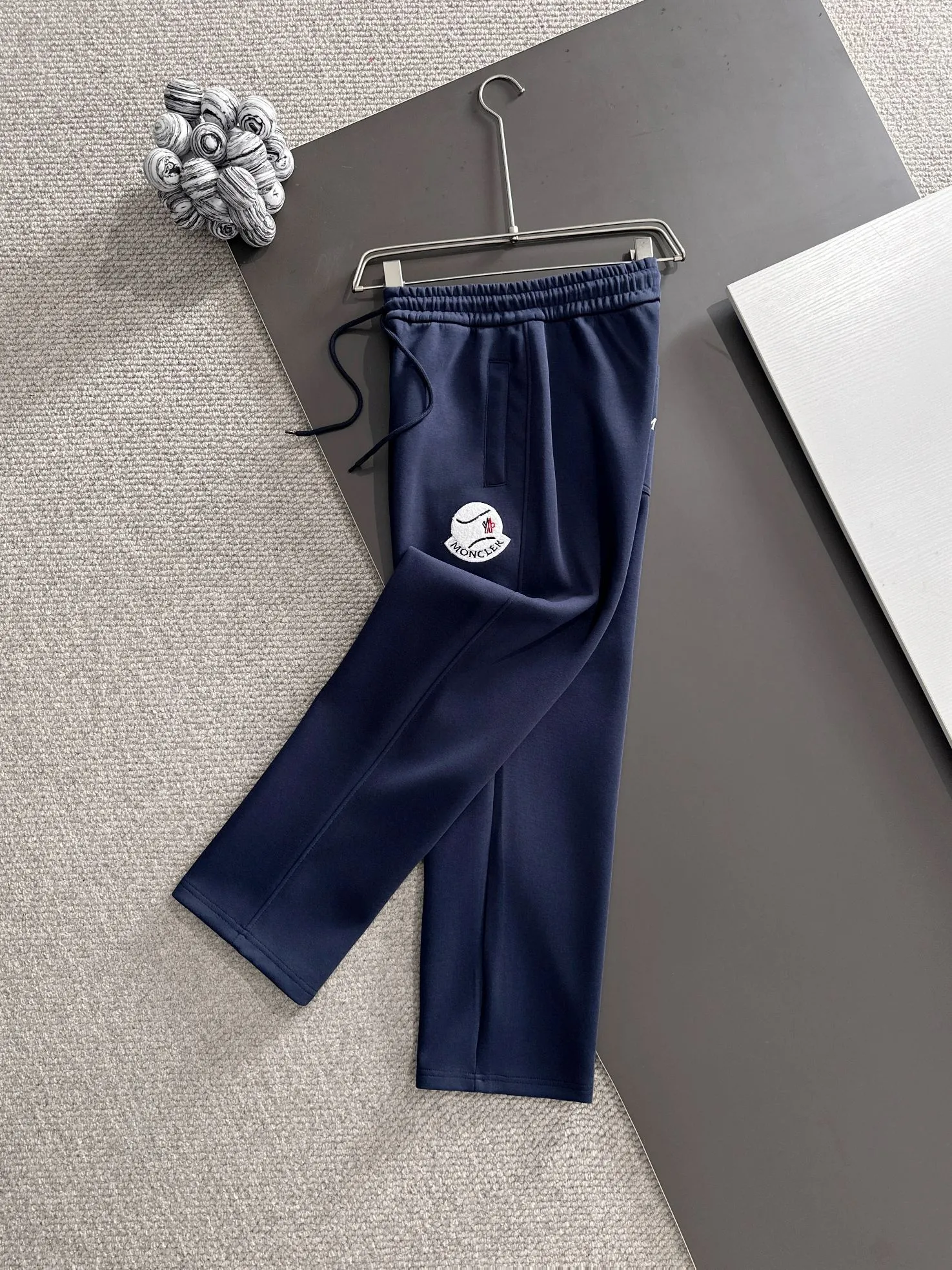 P310 MONCLER* (exclusive quality in the market) hot style 2꯭0꯭2꯭5 new autumn pants, original ⌚️ high version, masked. The fabric is made of 380g high-density double-sided Chinese custom fabric. It does not deform or shrink. The three-dimensional drape is amazing. Process introduction: The front and back panels are made of Behringer stacked show thousands of needle towel embroidery. Standard custom hardware accessories. Color: blue SIZE: M-XXXL