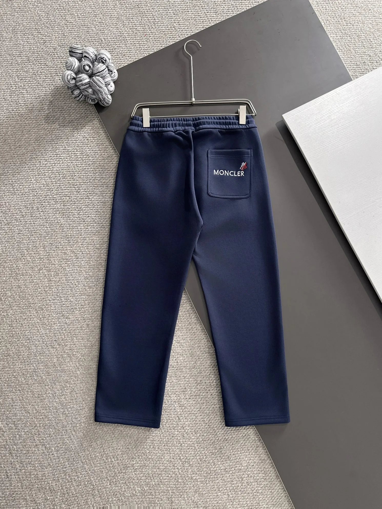 P310 MONCLER* (exclusive quality in the market) hot style 2꯭0꯭2꯭5 new autumn pants, original ⌚️ high version, masked. The fabric is made of 380g high-density double-sided Chinese custom fabric. It does not deform or shrink. The three-dimensional drape is amazing. Process introduction: The front and back panels are made of Behringer stacked show thousands of needle towel embroidery. Standard custom hardware accessories. Color: blue SIZE: M-XXXL