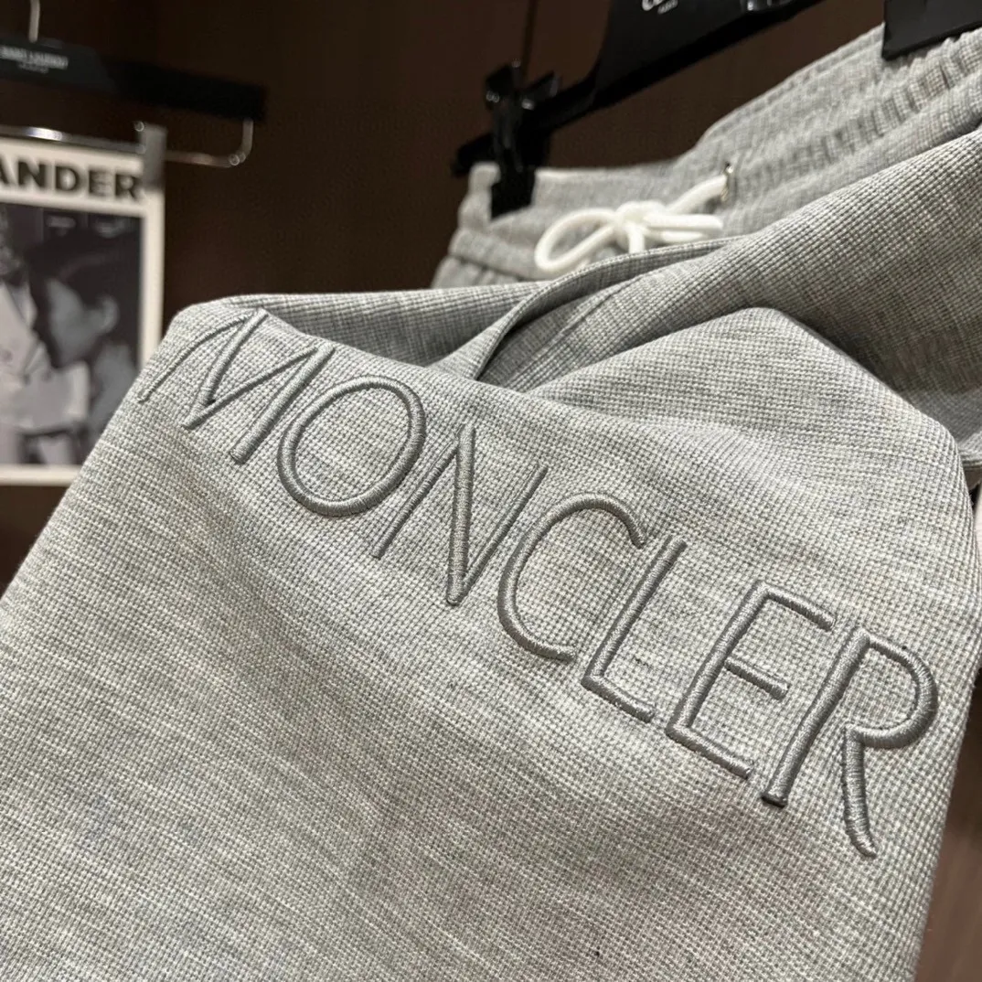 P570 Brand [MONCLER Mouth Covered] 2025 round neck short-sleeved shorts suit. The upper body of pure cotton fabric will not be stuffy. The smooth and comfortable skin-friendly effect is more breathable. The fabric has its own texture. Classic logo technology. A new interpretation from a unique angle. Fashionable and versatile choice! Size: M-3XL (maximum wear: 190 pounds)