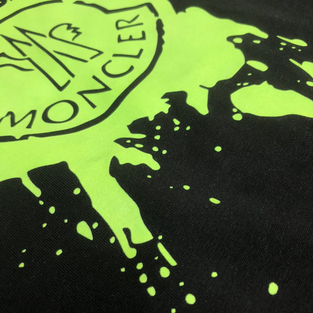 P160 🔥MONCLER The latest short-sleeved T-shirt for couples ~ color inkjet printed logo design ~ the fabric upper body is comfortable and breathable, not stiff, slim cut, made of high-end custom-made pure cotton fabric! The upper body is comfortable and stylish, and it can be worn alone as an inner layer. It is a must-have for fashionistas! ! ! Color: black white Size: S～XL (loose version, please state your height and weight when placing an order)