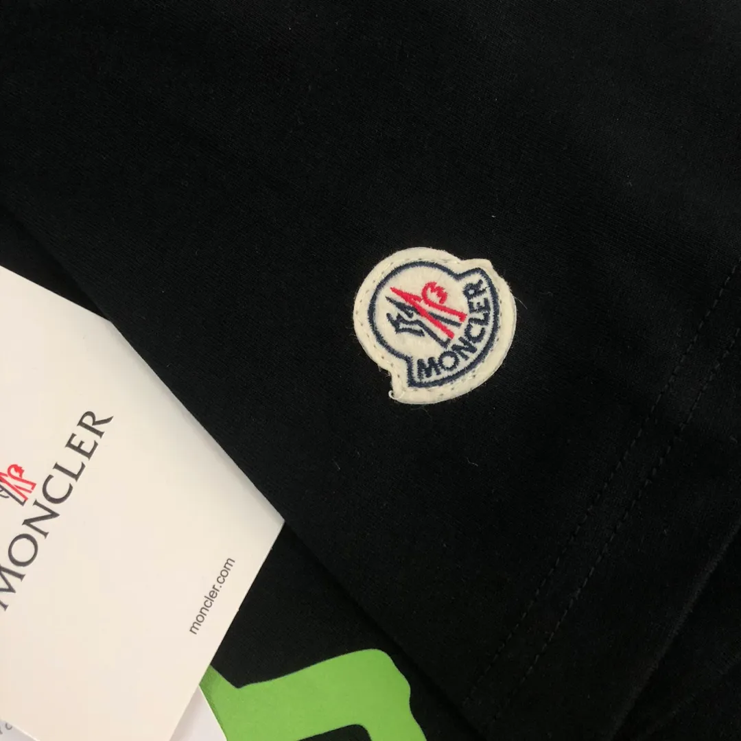 P160 🔥MONCLER The latest short-sleeved T-shirt for couples ~ color inkjet printed logo design ~ the fabric upper body is comfortable and breathable, not stiff, slim cut, made of high-end custom-made pure cotton fabric! The upper body is comfortable and stylish, and it can be worn alone as an inner layer. It is a must-have for fashionistas! ! ! Color: black white Size: S～XL (loose version, please state your height and weight when placing an order)
