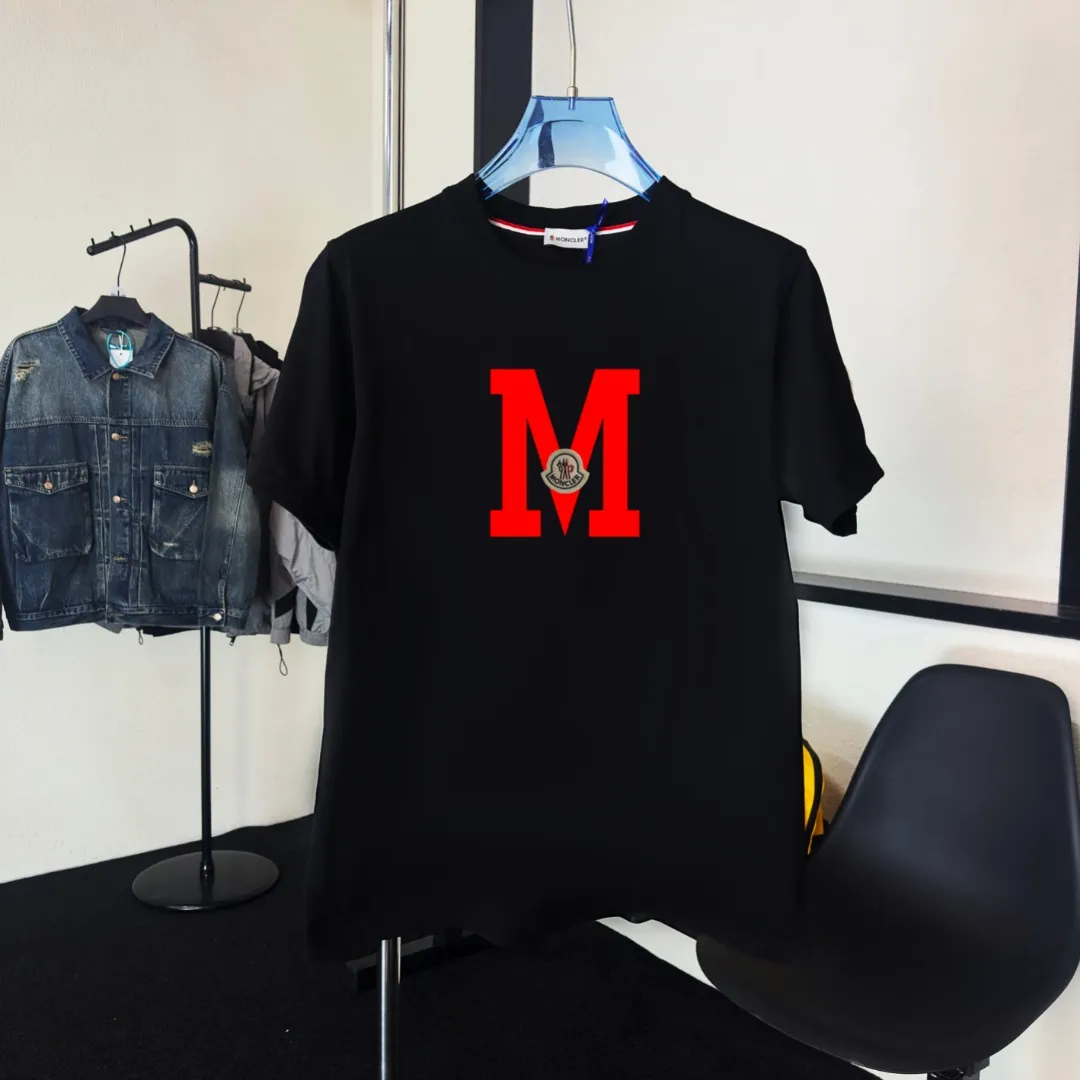 P140 Upgraded version "Mobile phone smart sensor ~ NFC chip armband ~ Direct access to the official website for anti-counterfeiting" "Moncler ~ Mouth Mouth" 2025 new high-quality round neck short-sleeved T-shirt. The cuffs have imported embroidered labels. Customized dyeing, very comfortable to touch. Super versatile and good-looking short-sleeved. Complete with three labels. Non-market ordinary version. Feel free to compare. Quality is absolutely guaranteed! ‼ First of all, this original fabric is all custom-woven with 32-count double yarn fabric, 250G, and the weight is the same‼ Fine workmanship, double waistcoat method, double waistcoat method, double waistcoat method makes the whole dress more three-dimensional, which is not a craft that ordinary T-shirts can achieve🤪 Size: S-M-L-XL-2XL Color: black, white, apricot, same style for men and women
