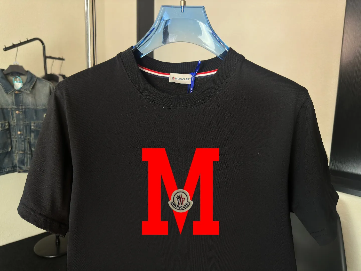P140 Upgraded version "Mobile phone smart sensor ~ NFC chip armband ~ Direct access to the official website for anti-counterfeiting" "Moncler ~ Mouth Mouth" 2025 new high-quality round neck short-sleeved T-shirt. The cuffs have imported embroidered labels. Customized dyeing, very comfortable to touch. Super versatile and good-looking short-sleeved. Complete with three labels. Non-market ordinary version. Feel free to compare. Quality is absolutely guaranteed! ‼ First of all, this original fabric is all custom-woven with 32-count double yarn fabric, 250G, and the weight is the same‼ Fine workmanship, double waistcoat method, double waistcoat method, double waistcoat method makes the whole dress more three-dimensional, which is not a craft that ordinary T-shirts can achieve🤪 Size: S-M-L-XL-2XL Color: black, white, apricot, same style for men and women