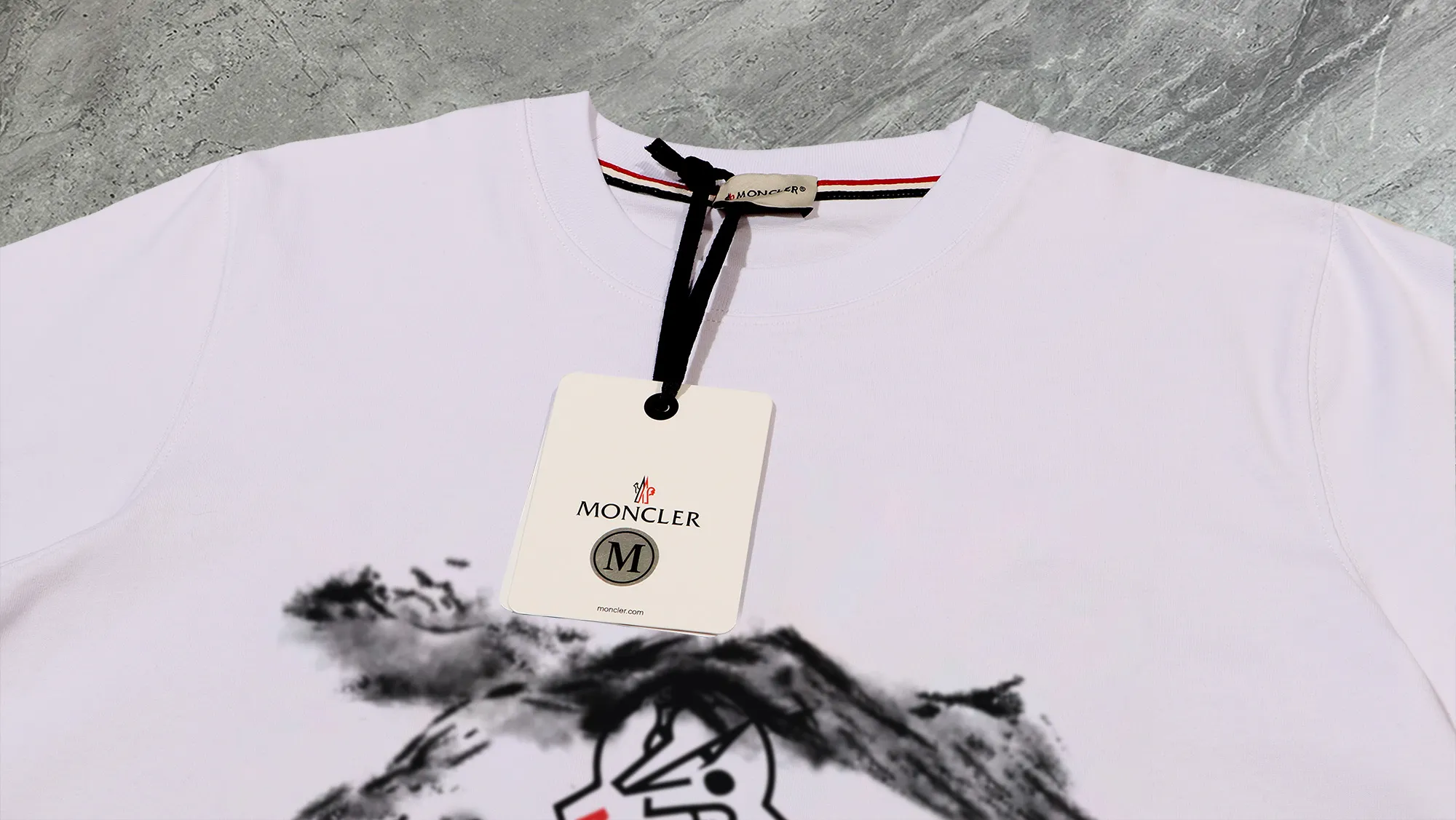 P210 High-version sweatshirt) [Long-term stock] 〖𝐌𝐎𝐍𝐂𝐋𝐄𝐑~Mask〗 Made of 440g heavy-weight fabric. It is different from the market currency. It can be matched with any variety and is properly handsome. 😎The whole dress is made of double waistcoats. The double waistcoats make the whole dress more three-dimensional. Not ordinary factories can do such fine work. 2025 Spring runway version of the T stage, on sale at the counter, round neck terry sweatshirt, high-end double-strand pure cotton, custom-made stretch ribs, dyed in the same vat, complete with three standards, matched with exquisite embroidered LOGO on the chest, simple and advanced, same style for men and women. Color: black, apricot, white, size: S M L XL 2XL