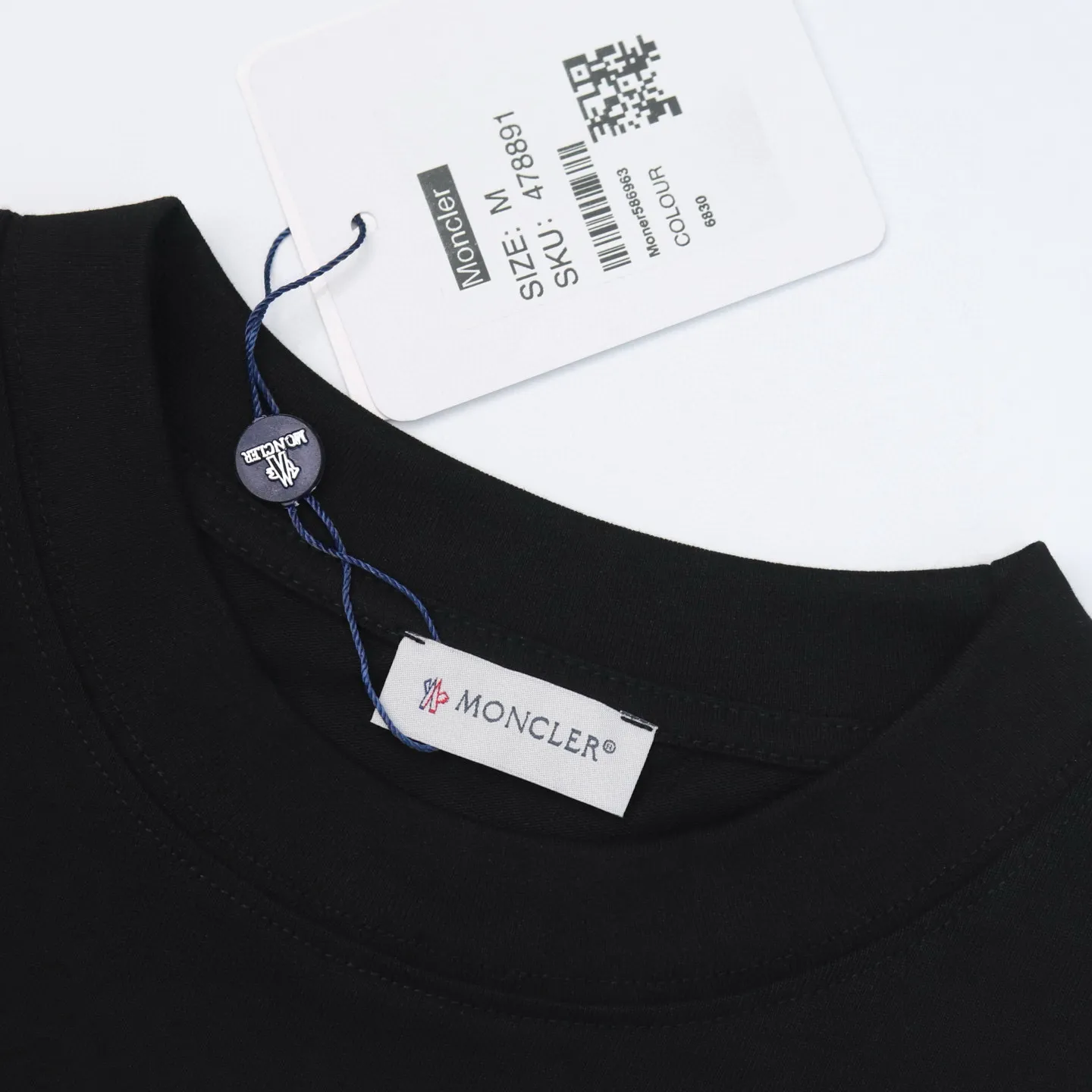 P136 Style No.: 813 〈MONCLER〉The price of the MONCLER is actually quite advantageous. Those who have been to the counters should know that the price of the MONCLER is not much cheaper than Gucci Burberry. It is just relatively low-key and unwilling to hype. It is a picture that you want to buy or not. It has an arrogant existence... Exclusively customized 270 grams of 32-count double-yarn smooth cotton. The texture is very soft and comfortable. 100% top-grade fabrics that are different from the market (no shrinkage, no deformation, no pilling) Matched with 320g 1*1 thread (the fabric thread is dyed in the same vat, no color difference, the thread is not easy to deform) Color: black, white, sky blue, pea green Code number: S-XL