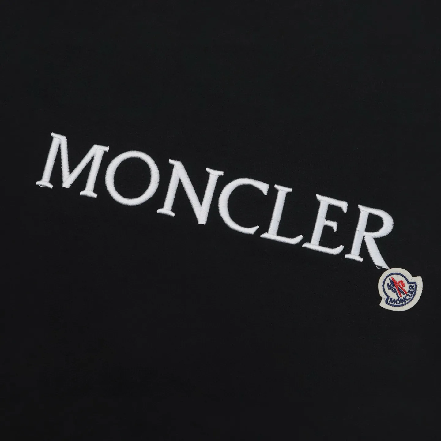 P136 Style No.: 813 〈MONCLER〉The price of the MONCLER is actually quite advantageous. Those who have been to the counters should know that the price of the MONCLER is not much cheaper than Gucci Burberry. It is just relatively low-key and unwilling to hype. It is a picture that you want to buy or not. It has an arrogant existence... Exclusively customized 270 grams of 32-count double-yarn smooth cotton. The texture is very soft and comfortable. 100% top-grade fabrics that are different from the market (no shrinkage, no deformation, no pilling) Matched with 320g 1*1 thread (the fabric thread is dyed in the same vat, no color difference, the thread is not easy to deform) Color: black, white, sky blue, pea green Code number: S-XL
