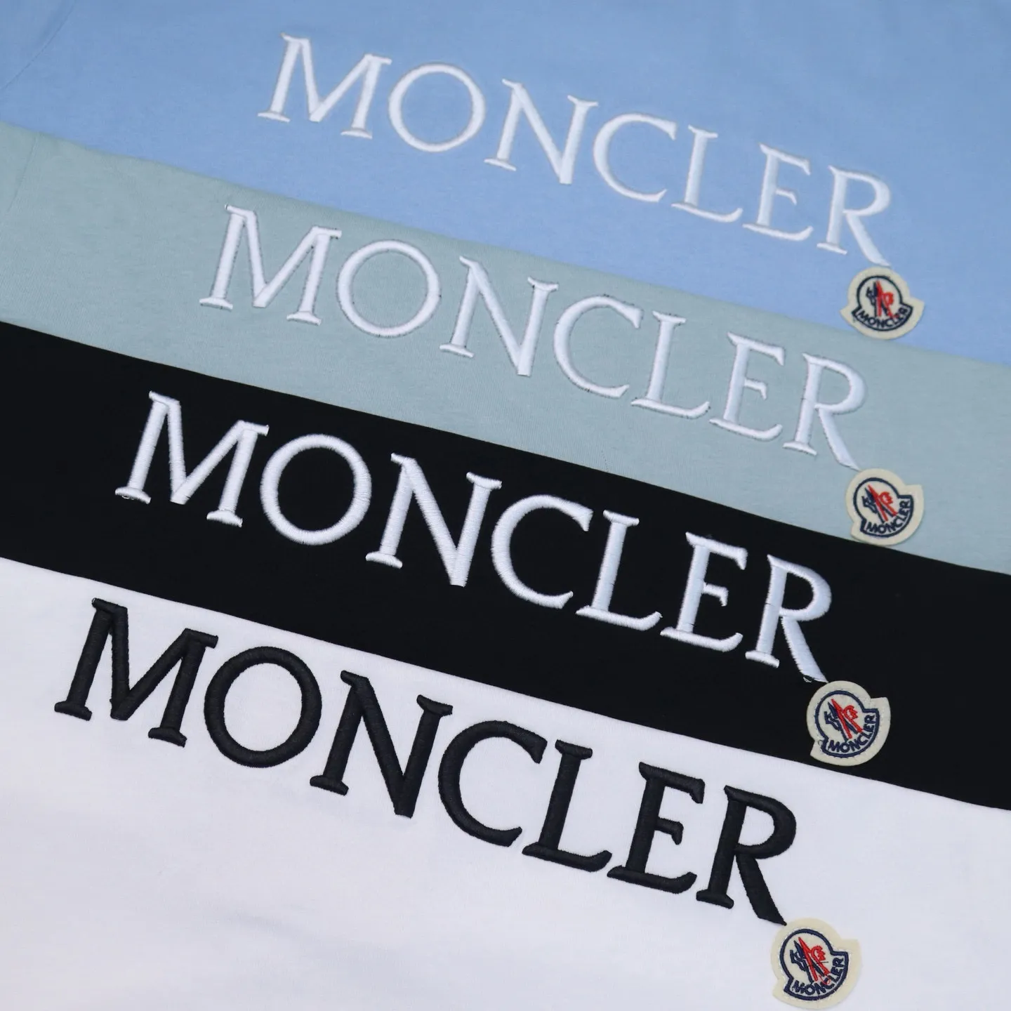 P136 Style No.: 813 〈MONCLER〉The price of the MONCLER is actually quite advantageous. Those who have been to the counters should know that the price of the MONCLER is not much cheaper than Gucci Burberry. It is just relatively low-key and unwilling to hype. It is a picture that you want to buy or not. It has an arrogant existence... Exclusively customized 270 grams of 32-count double-yarn smooth cotton. The texture is very soft and comfortable. 100% top-grade fabrics that are different from the market (no shrinkage, no deformation, no pilling) Matched with 320g 1*1 thread (the fabric thread is dyed in the same vat, no color difference, the thread is not easy to deform) Color: black, white, sky blue, pea green Code number: S-XL