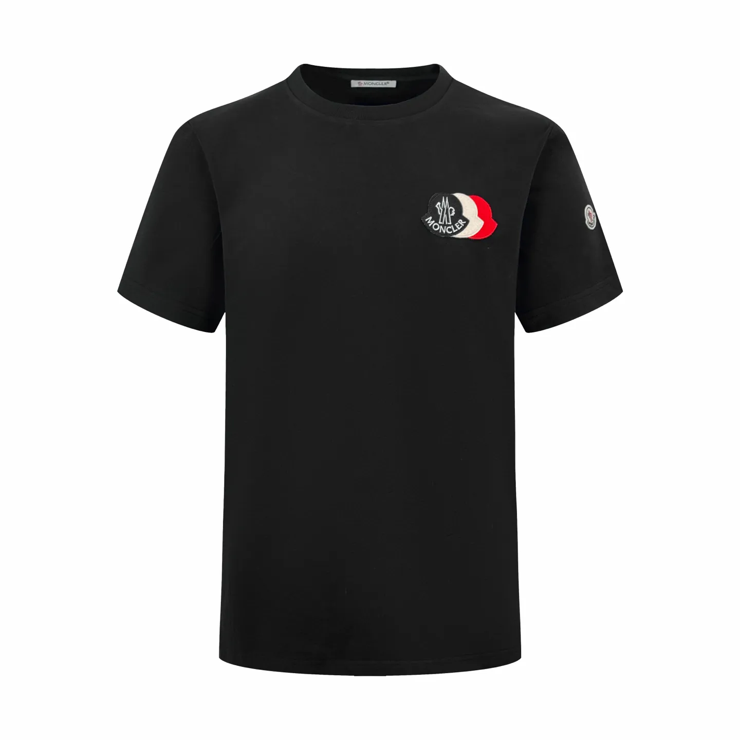 P210 Moncler patch logo short sleeves. Customized Yunrou plain cotton. It feels delicate and comfortable against the skin. Pure black tone sets a versatile tone. The iconic three-color design badge is embellished on the chest to interpret the visual grammar of modern luxury. The Moncler embroidered logo on the side highlights the brand style. Making the logo become part of the identity is the ultimate pursuit of luxury goods. Process 1: Using imported machine embroidery technology, using advanced computer control systems and sophisticated mechanical components to realize Moncler embroidery logo embroidery operations with high precision. The lines are smooth and delicate. Process 2: The fabrics are washed and have a better hand feel. Not easy to deform, not easy to shrink, not easy to fade, and maintain long-term beauty. Accessories: Customized 1:1 Moncler embroidered logo Customized 1:1 Moncler trademark Version: Loose version Size: S M L XL Style number: AA539