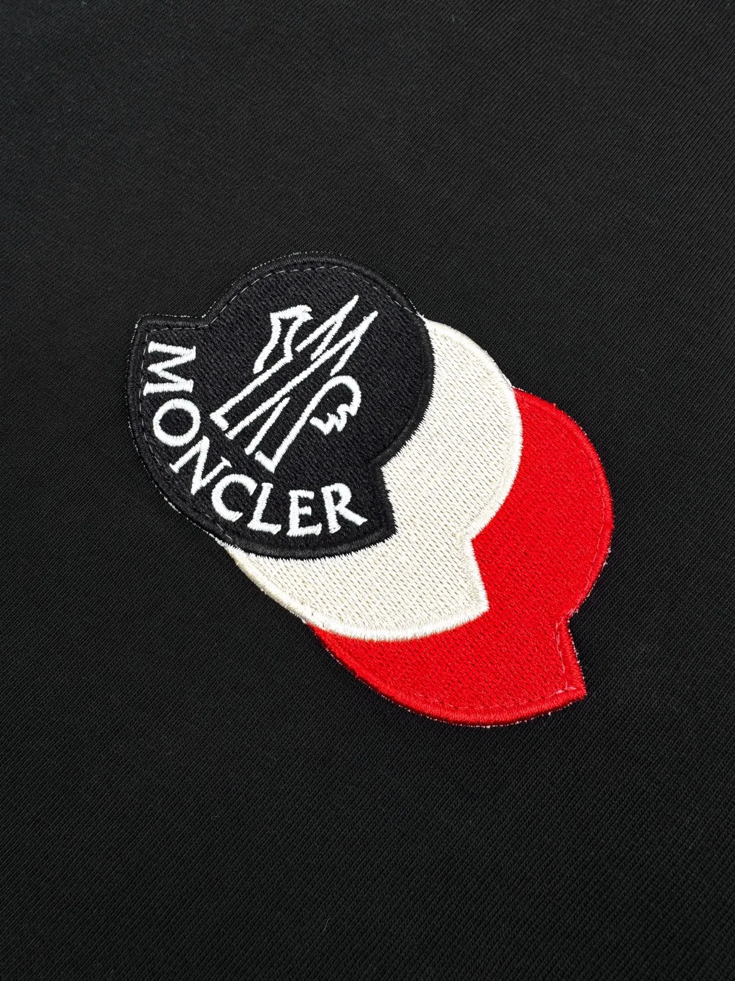 P210 Moncler patch logo short sleeves. Customized Yunrou plain cotton. It feels delicate and comfortable against the skin. Pure black tone sets a versatile tone. The iconic three-color design badge is embellished on the chest to interpret the visual grammar of modern luxury. The Moncler embroidered logo on the side highlights the brand style. Making the logo become part of the identity is the ultimate pursuit of luxury goods. Process 1: Using imported machine embroidery technology, using advanced computer control systems and sophisticated mechanical components to realize Moncler embroidery logo embroidery operations with high precision. The lines are smooth and delicate. Process 2: The fabrics are washed and have a better hand feel. Not easy to deform, not easy to shrink, not easy to fade, and maintain long-term beauty. Accessories: Customized 1:1 Moncler embroidered logo Customized 1:1 Moncler trademark Version: Loose version Size: S M L XL Style number: AA539