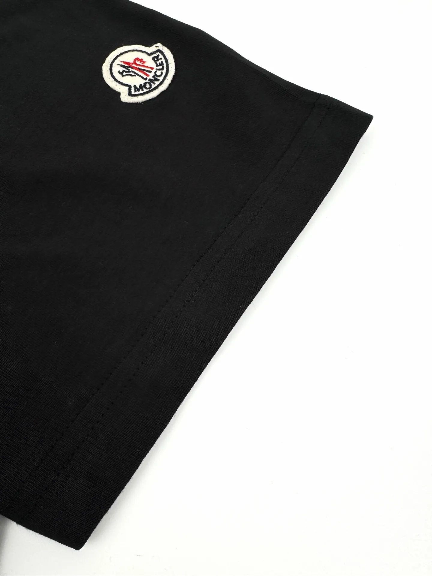 P210 Moncler patch logo short sleeves. Customized Yunrou plain cotton. It feels delicate and comfortable against the skin. Pure black tone sets a versatile tone. The iconic three-color design badge is embellished on the chest to interpret the visual grammar of modern luxury. The Moncler embroidered logo on the side highlights the brand style. Making the logo become part of the identity is the ultimate pursuit of luxury goods. Process 1: Using imported machine embroidery technology, using advanced computer control systems and sophisticated mechanical components to realize Moncler embroidery logo embroidery operations with high precision. The lines are smooth and delicate. Process 2: The fabrics are washed and have a better hand feel. Not easy to deform, not easy to shrink, not easy to fade, and maintain long-term beauty. Accessories: Customized 1:1 Moncler embroidered logo Customized 1:1 Moncler trademark Version: Loose version Size: S M L XL Style number: AA539