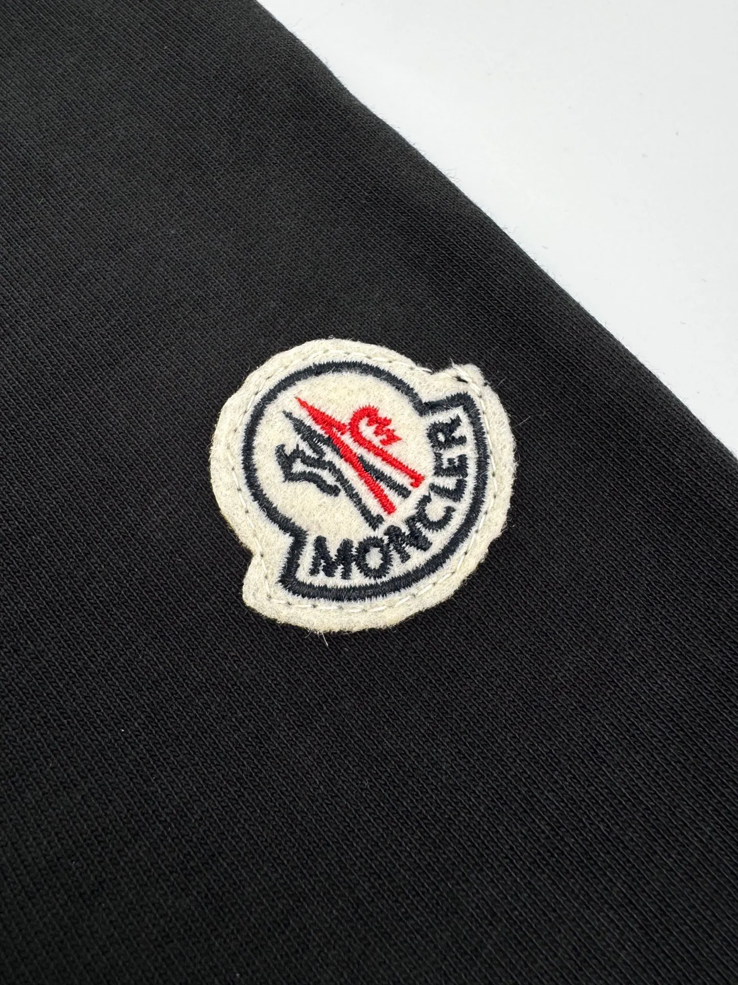 P210 Moncler patch logo short sleeves. Customized Yunrou plain cotton. It feels delicate and comfortable against the skin. Pure black tone sets a versatile tone. The iconic three-color design badge is embellished on the chest to interpret the visual grammar of modern luxury. The Moncler embroidered logo on the side highlights the brand style. Making the logo become part of the identity is the ultimate pursuit of luxury goods. Process 1: Using imported machine embroidery technology, using advanced computer control systems and sophisticated mechanical components to realize Moncler embroidery logo embroidery operations with high precision. The lines are smooth and delicate. Process 2: The fabrics are washed and have a better hand feel. Not easy to deform, not easy to shrink, not easy to fade, and maintain long-term beauty. Accessories: Customized 1:1 Moncler embroidered logo Customized 1:1 Moncler trademark Version: Loose version Size: S M L XL Style number: AA539