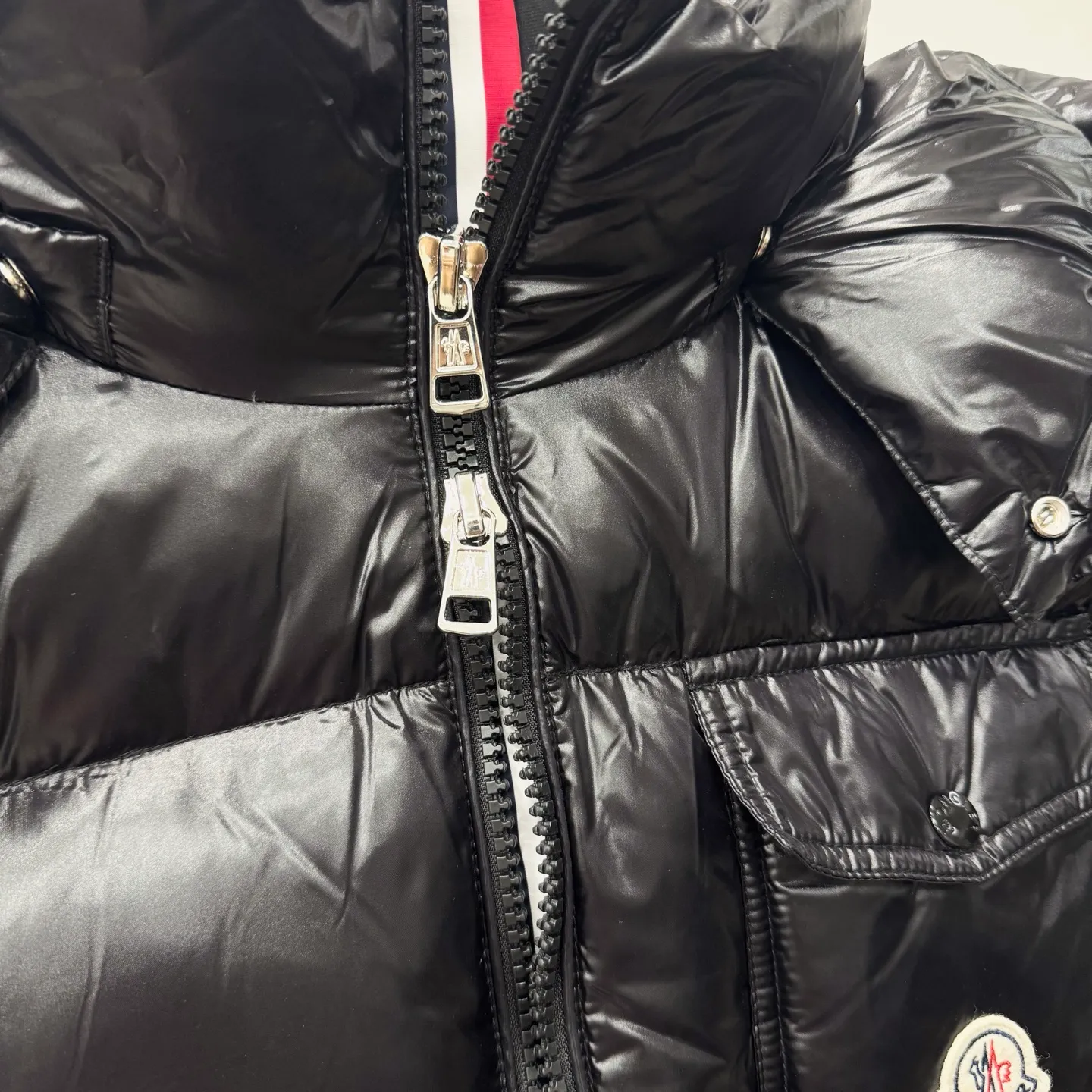 P800 [Montbeliard men's hooded web short down jacket] This Montbeliard men's short down jacket is made of glossy nylon laqué fabric, interpreting the classic Moncler style.      The Montbeliard down jacket is made from signature nylon laqué fabric with a gorgeous lustrous effect. Equipped with a removable hood, it can easily adapt to changing weather. The sleeve pockets inspired by Moncler Maya are embellished to highlight the brand's essence.  - Made of nylon laqué - Nylon laqué lining - Down filling - Detachable and adjustable hood - Zip fastening - Zippered pockets - Press buttons on chest pocket - Press buttons on sleeve pockets - Adjustable cuffs - Drawstring hem - Fabric: 100% nylon; - Lining: 100% nylon; - Hood lining: 100% nylon; - Filling: goose down - Down content: 90%; - Except for upholstery; - Sizes: 1 2 3 4 5 Maximum wash temperature 30°C - Wash on gentle cycle; Do not bleach; Do not tumble dry; Iron maximum temperature 110°C - Without steam; Do not dry clean; Professional wet clean - Wash on gentle cycle; Lay flat to dry in shade; Wash separately; Remove removable accessories before washing; Recommended to wash and iron inside out; Do not iron accessories