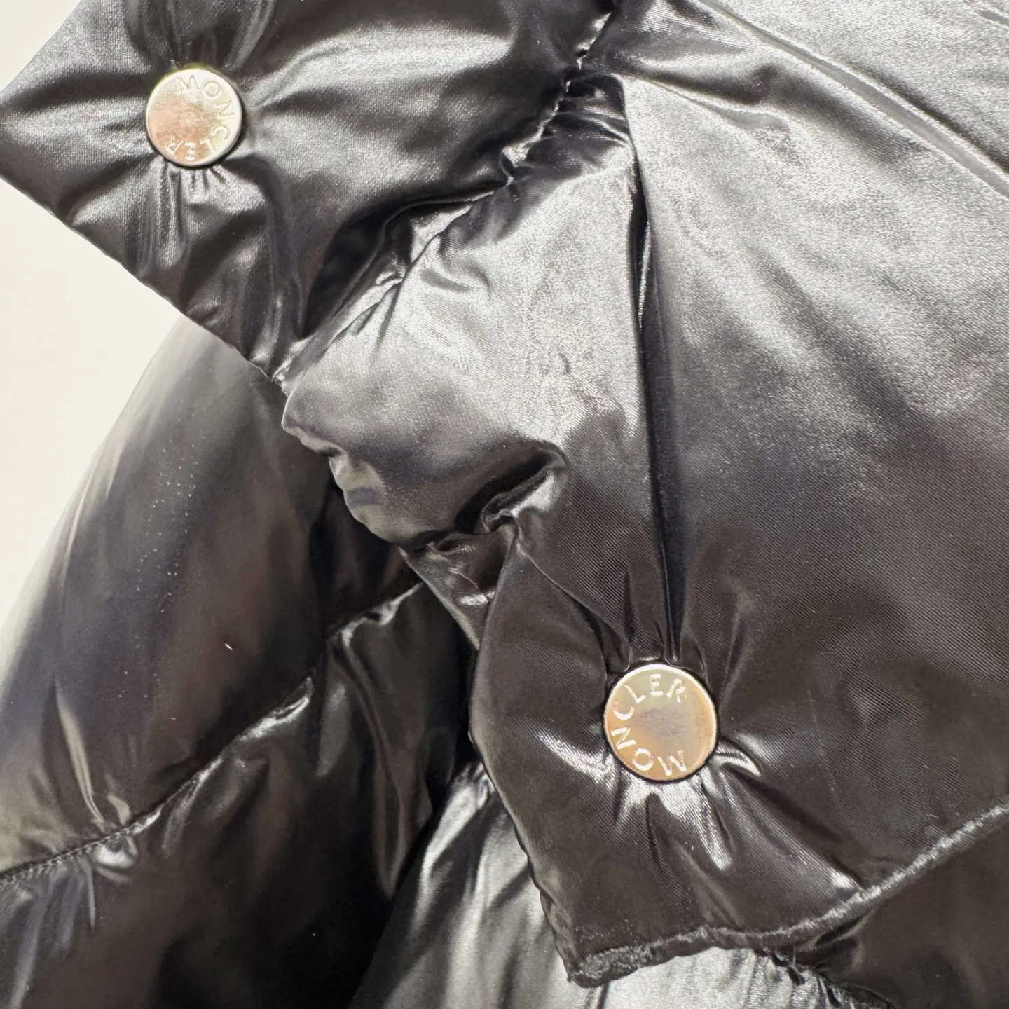 P800 [Montbeliard men's hooded web short down jacket] This Montbeliard men's short down jacket is made of glossy nylon laqué fabric, interpreting the classic Moncler style.      The Montbeliard down jacket is made from signature nylon laqué fabric with a gorgeous lustrous effect. Equipped with a removable hood, it can easily adapt to changing weather. The sleeve pockets inspired by Moncler Maya are embellished to highlight the brand's essence.  - Made of nylon laqué - Nylon laqué lining - Down filling - Detachable and adjustable hood - Zip fastening - Zippered pockets - Press buttons on chest pocket - Press buttons on sleeve pockets - Adjustable cuffs - Drawstring hem - Fabric: 100% nylon; - Lining: 100% nylon; - Hood lining: 100% nylon; - Filling: goose down - Down content: 90%; - Except for upholstery; - Sizes: 1 2 3 4 5 Maximum wash temperature 30°C - Wash on gentle cycle; Do not bleach; Do not tumble dry; Iron maximum temperature 110°C - Without steam; Do not dry clean; Professional wet clean - Wash on gentle cycle; Lay flat to dry in shade; Wash separately; Remove removable accessories before washing; Recommended to wash and iron inside out; Do not iron accessories