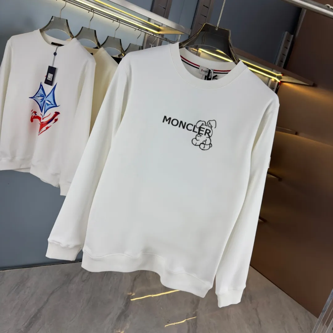 P210 High-version sweatshirt) [Long-term stock] 〖𝐌𝐎𝐍𝐂𝐋𝐄𝐑~Mask〗 Made of 440g heavy-weight fabric. It is different from the market currency. It can be matched with any variety and is properly handsome. 😎The whole dress is made of double waistcoats. The double waistcoats make the whole dress more three-dimensional. Not ordinary factories can do such fine work. 2025 Spring runway version of the T stage, on sale at the counter, round neck terry sweatshirt, high-end double-strand pure cotton, custom-made stretch ribs, dyed in the same vat, complete with three standards, matched with exquisite embroidered LOGO on the chest, simple and advanced, same style for men and women. Color: black, apricot, white, size: S M L XL 2XL