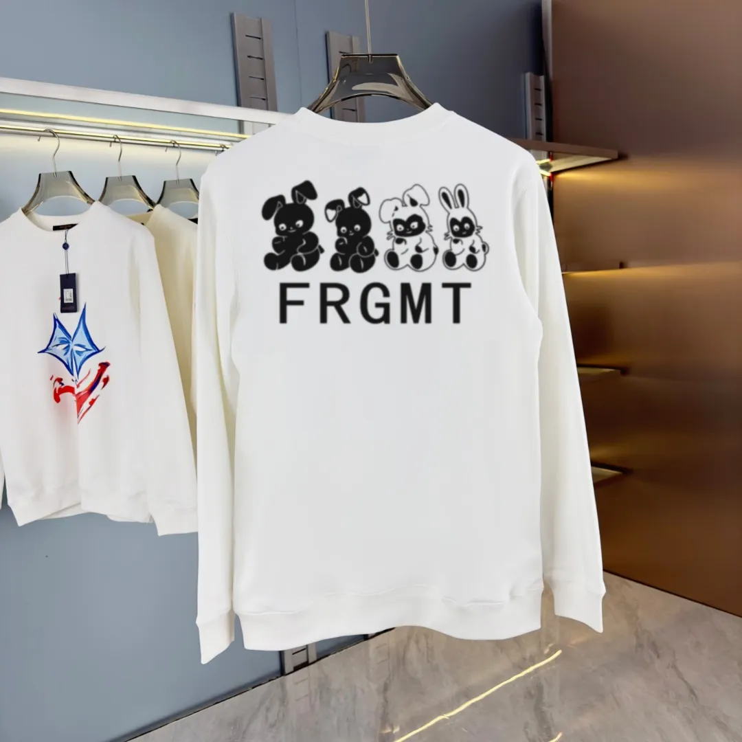 P210 High-version sweatshirt) [Long-term stock] 〖𝐌𝐎𝐍𝐂𝐋𝐄𝐑~Mask〗 Made of 440g heavy-weight fabric. It is different from the market currency. It can be matched with any variety and is properly handsome. 😎The whole dress is made of double waistcoats. The double waistcoats make the whole dress more three-dimensional. Not ordinary factories can do such fine work. 2025 Spring runway version of the T stage, on sale at the counter, round neck terry sweatshirt, high-end double-strand pure cotton, custom-made stretch ribs, dyed in the same vat, complete with three standards, matched with exquisite embroidered LOGO on the chest, simple and advanced, same style for men and women. Color: black, apricot, white, size: S M L XL 2XL