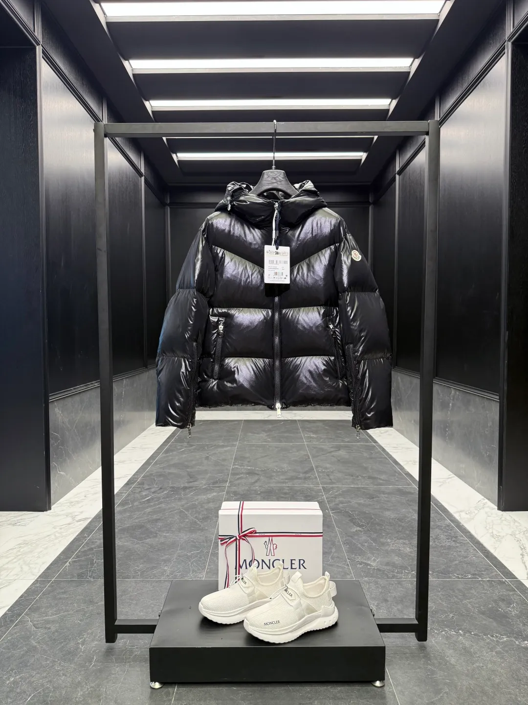 P1100 Special Down ⬆️Moncler winter new product Huppe women's short down jacket jacket (⚠️goose down filling. The barcode model number corresponds to the official website. The tag has built-in NFC inductor anti-counterfeiting) 🎁The factory comes standard with a full set of counter gift box packaging. (Original box, original shopping bag, original dust-proof grass, original hanger, original thank you card, original ribbon, upgraded original oversized magnetic gift box.) The Huppe short down jacket is part of the women's collection and features a bold shape and logo embellishment. The Huppe down jacket is made from signature nylon laqué fabric, emphasizing Moncler's style. The oversized collar adds a new playful twist to the style. The hood is embellished with geometric logo lettering, adding a finishing touch. •Made from nylon laqué fabric •Nylon hood insert •Nylon laqué lining •Down filling •Zip hood with logo lettering •Zip sleeves •Zip closure •Zip suit pocket •Drawstring hem Size : 0-2