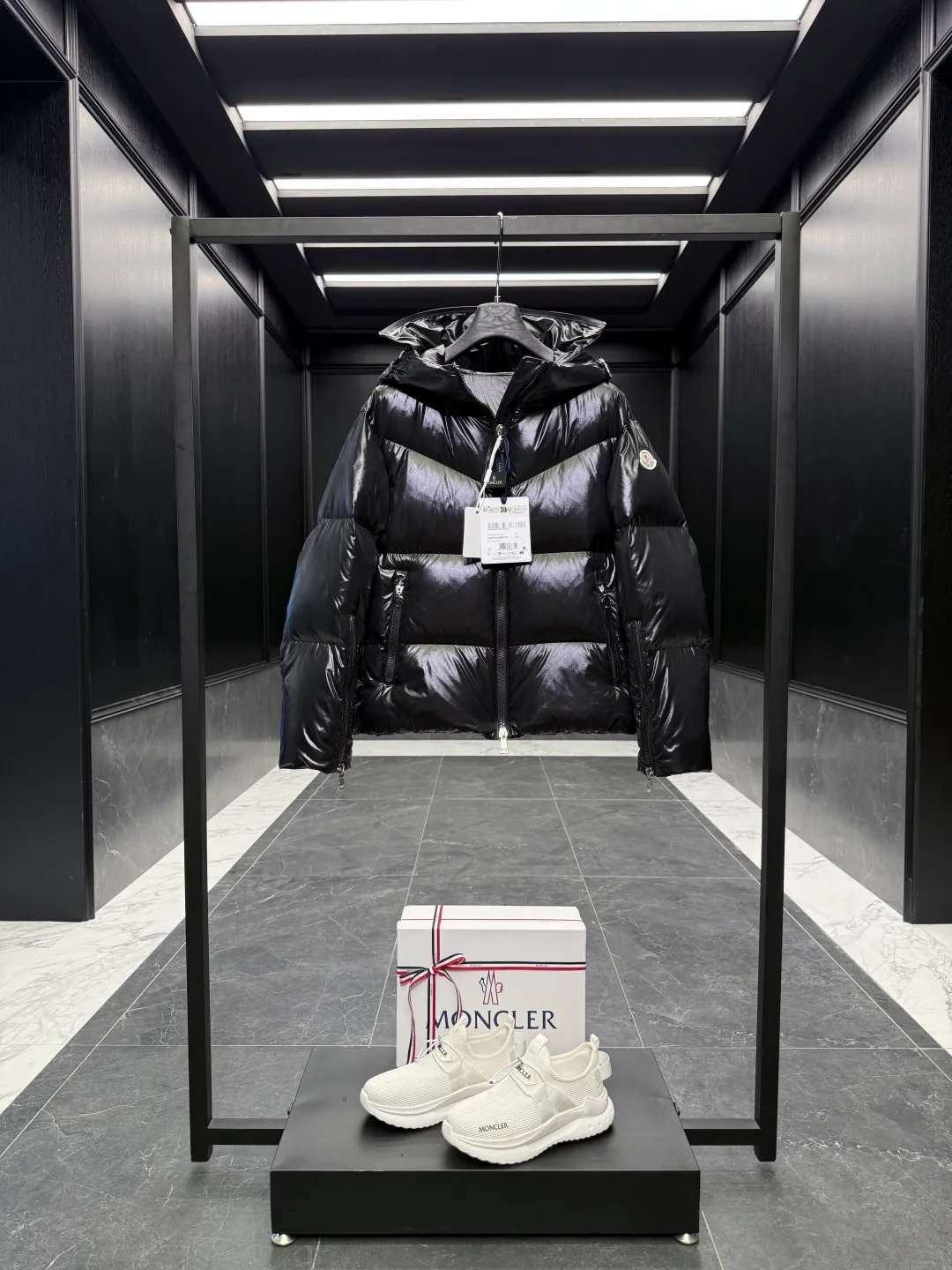 P1100 Special Down ⬆️Moncler winter new product Huppe women's short down jacket jacket (⚠️goose down filling. The barcode model number corresponds to the official website. The tag has built-in NFC inductor anti-counterfeiting) 🎁The factory comes standard with a full set of counter gift box packaging. (Original box, original shopping bag, original dust-proof grass, original hanger, original thank you card, original ribbon, upgraded original oversized magnetic gift box.) The Huppe short down jacket is part of the women's collection and features a bold shape and logo embellishment. The Huppe down jacket is made from signature nylon laqué fabric, emphasizing Moncler's style. The oversized collar adds a new playful twist to the style. The hood is embellished with geometric logo lettering, adding a finishing touch. •Made from nylon laqué fabric •Nylon hood insert •Nylon laqué lining •Down filling •Zip hood with logo lettering •Zip sleeves •Zip closure •Zip suit pocket •Drawstring hem Size : 0-2