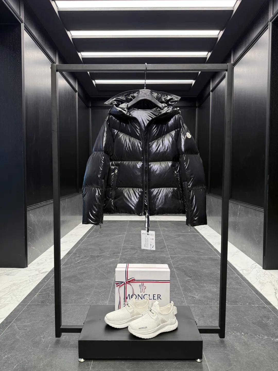 P1100 Special Down ⬆️Moncler winter new product Huppe women's short down jacket jacket (⚠️goose down filling. The barcode model number corresponds to the official website. The tag has built-in NFC inductor anti-counterfeiting) 🎁The factory comes standard with a full set of counter gift box packaging. (Original box, original shopping bag, original dust-proof grass, original hanger, original thank you card, original ribbon, upgraded original oversized magnetic gift box.) The Huppe short down jacket is part of the women's collection and features a bold shape and logo embellishment. The Huppe down jacket is made from signature nylon laqué fabric, emphasizing Moncler's style. The oversized collar adds a new playful twist to the style. The hood is embellished with geometric logo lettering, adding a finishing touch. •Made from nylon laqué fabric •Nylon hood insert •Nylon laqué lining •Down filling •Zip hood with logo lettering •Zip sleeves •Zip closure •Zip suit pocket •Drawstring hem Size : 0-2