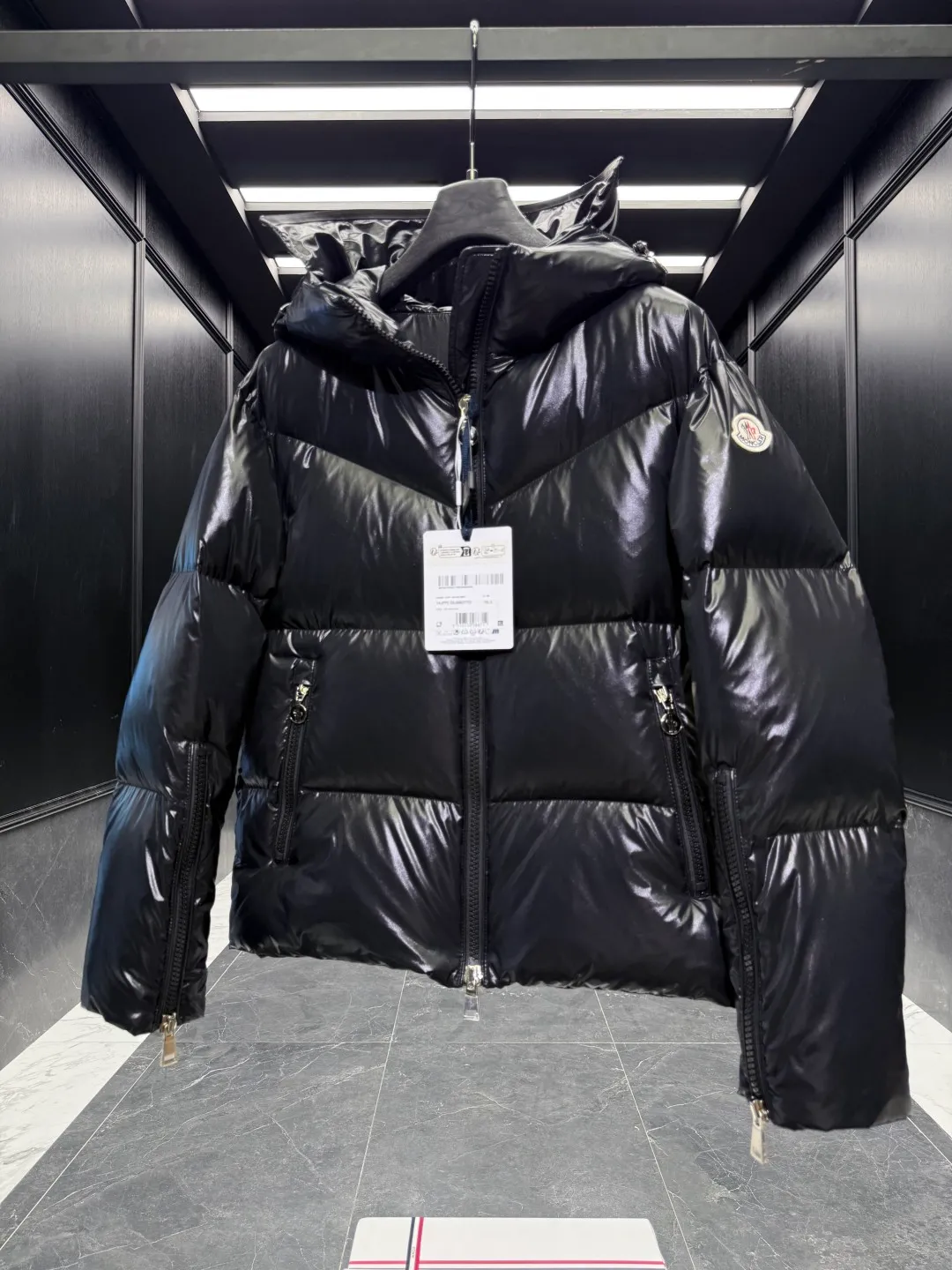 P1100 Special Down ⬆️Moncler winter new product Huppe women's short down jacket jacket (⚠️goose down filling. The barcode model number corresponds to the official website. The tag has built-in NFC inductor anti-counterfeiting) 🎁The factory comes standard with a full set of counter gift box packaging. (Original box, original shopping bag, original dust-proof grass, original hanger, original thank you card, original ribbon, upgraded original oversized magnetic gift box.) The Huppe short down jacket is part of the women's collection and features a bold shape and logo embellishment. The Huppe down jacket is made from signature nylon laqué fabric, emphasizing Moncler's style. The oversized collar adds a new playful twist to the style. The hood is embellished with geometric logo lettering, adding a finishing touch. •Made from nylon laqué fabric •Nylon hood insert •Nylon laqué lining •Down filling •Zip hood with logo lettering •Zip sleeves •Zip closure •Zip suit pocket •Drawstring hem Size : 0-2