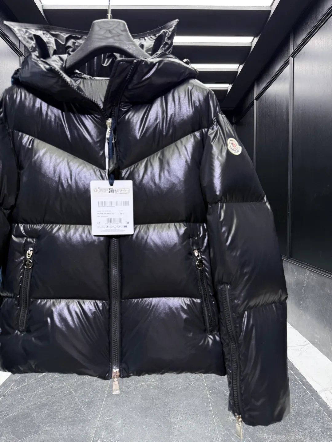 P1100 Special Down ⬆️Moncler winter new product Huppe women's short down jacket jacket (⚠️goose down filling. The barcode model number corresponds to the official website. The tag has built-in NFC inductor anti-counterfeiting) 🎁The factory comes standard with a full set of counter gift box packaging. (Original box, original shopping bag, original dust-proof grass, original hanger, original thank you card, original ribbon, upgraded original oversized magnetic gift box.) The Huppe short down jacket is part of the women's collection and features a bold shape and logo embellishment. The Huppe down jacket is made from signature nylon laqué fabric, emphasizing Moncler's style. The oversized collar adds a new playful twist to the style. The hood is embellished with geometric logo lettering, adding a finishing touch. •Made from nylon laqué fabric •Nylon hood insert •Nylon laqué lining •Down filling •Zip hood with logo lettering •Zip sleeves •Zip closure •Zip suit pocket •Drawstring hem Size : 0-2