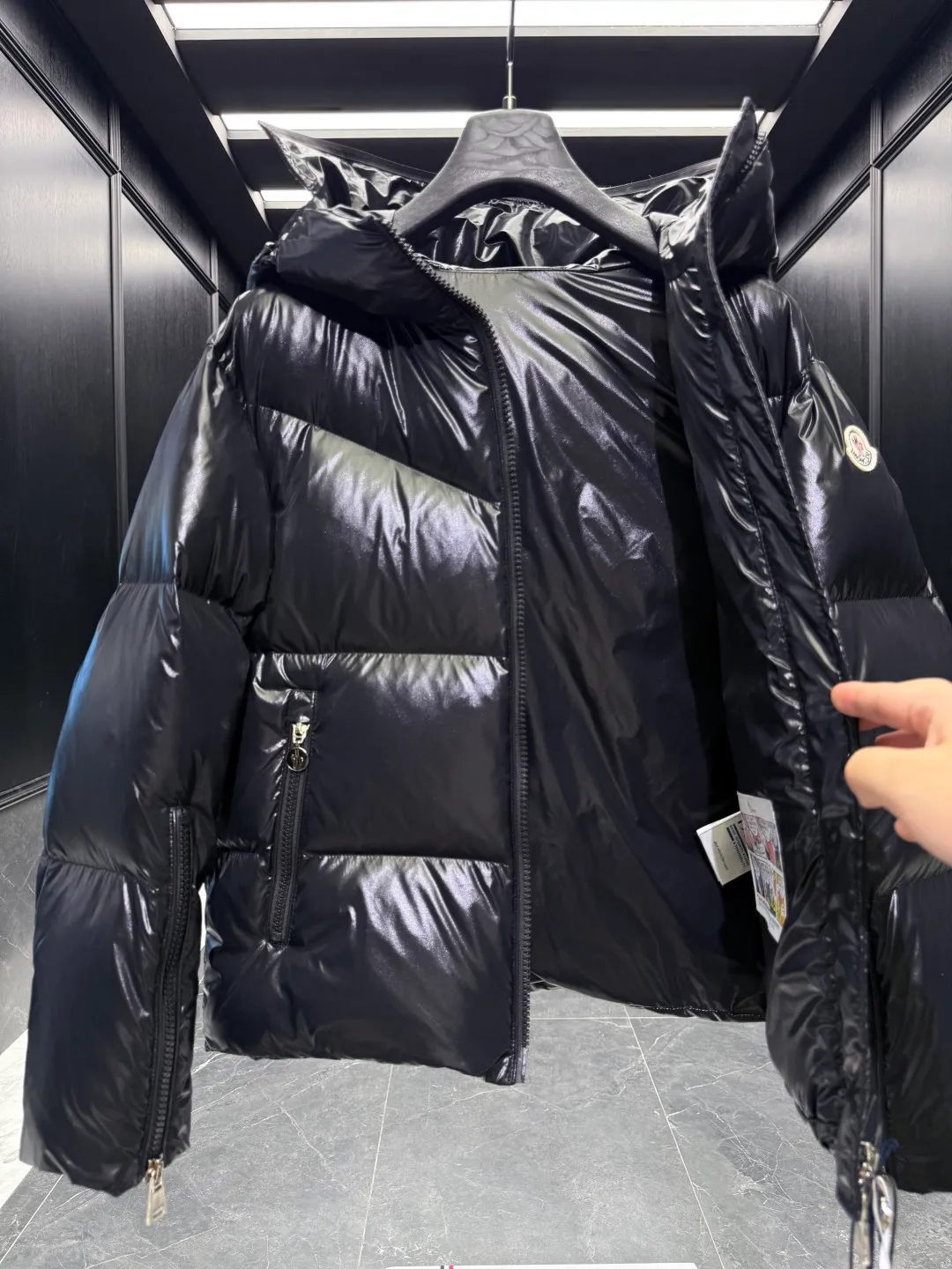 P1100 Special Down ⬆️Moncler winter new product Huppe women's short down jacket jacket (⚠️goose down filling. The barcode model number corresponds to the official website. The tag has built-in NFC inductor anti-counterfeiting) 🎁The factory comes standard with a full set of counter gift box packaging. (Original box, original shopping bag, original dust-proof grass, original hanger, original thank you card, original ribbon, upgraded original oversized magnetic gift box.) The Huppe short down jacket is part of the women's collection and features a bold shape and logo embellishment. The Huppe down jacket is made from signature nylon laqué fabric, emphasizing Moncler's style. The oversized collar adds a new playful twist to the style. The hood is embellished with geometric logo lettering, adding a finishing touch. •Made from nylon laqué fabric •Nylon hood insert •Nylon laqué lining •Down filling •Zip hood with logo lettering •Zip sleeves •Zip closure •Zip suit pocket •Drawstring hem Size : 0-2